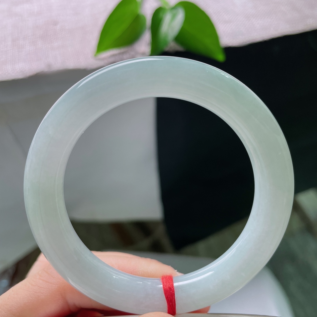 54/10.2，蓝底圆条，晶体线，淡淡晴色凝于圆玉，镯型浑厚圆润，玉光柔和静谧，蕴藏中式恬淡浪漫悠悠韵味。ss59499a