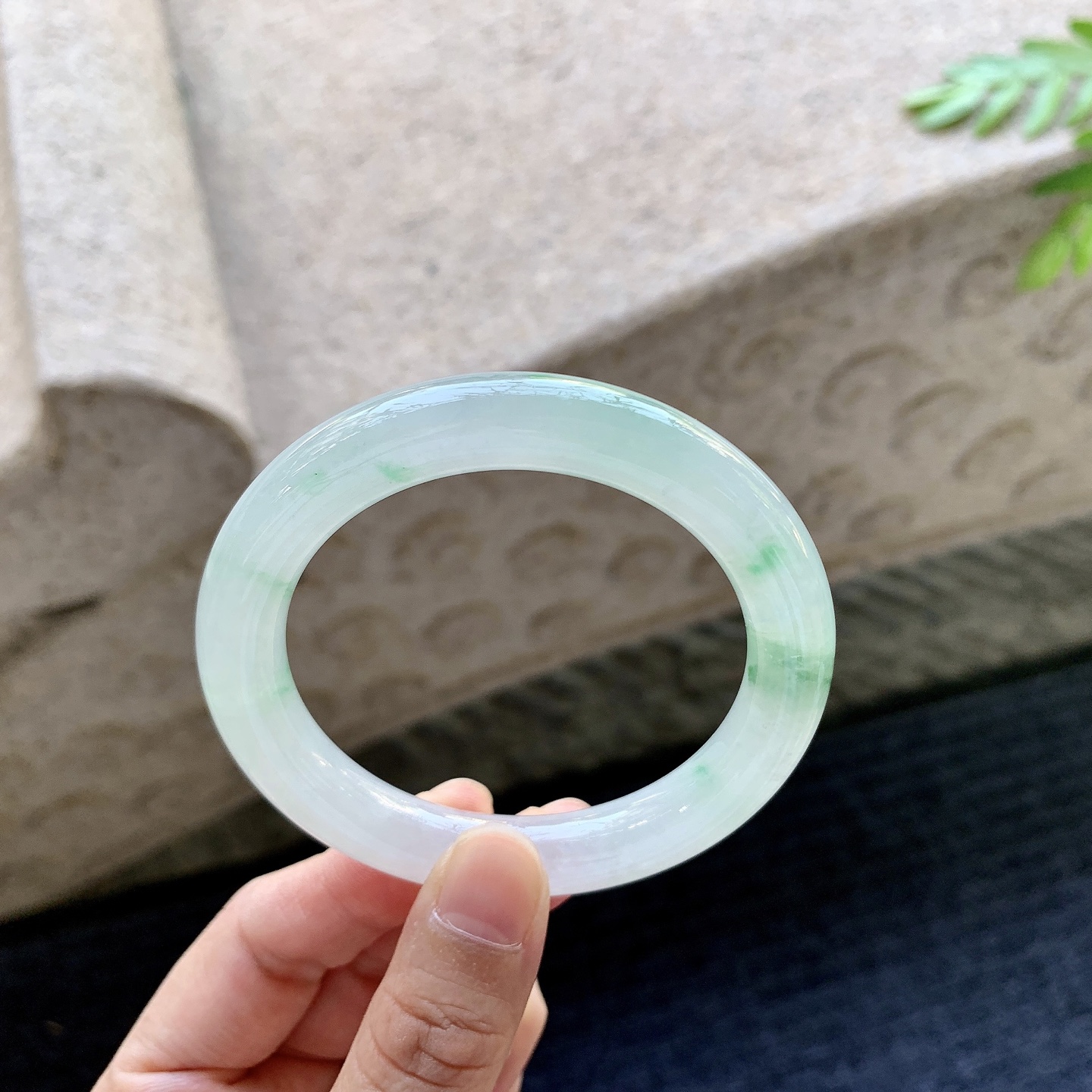 圆条51 52 圈口52.2/9.4/9.5 编码C5092629 糯冰飘花，水润，种老，细腻，有纹线