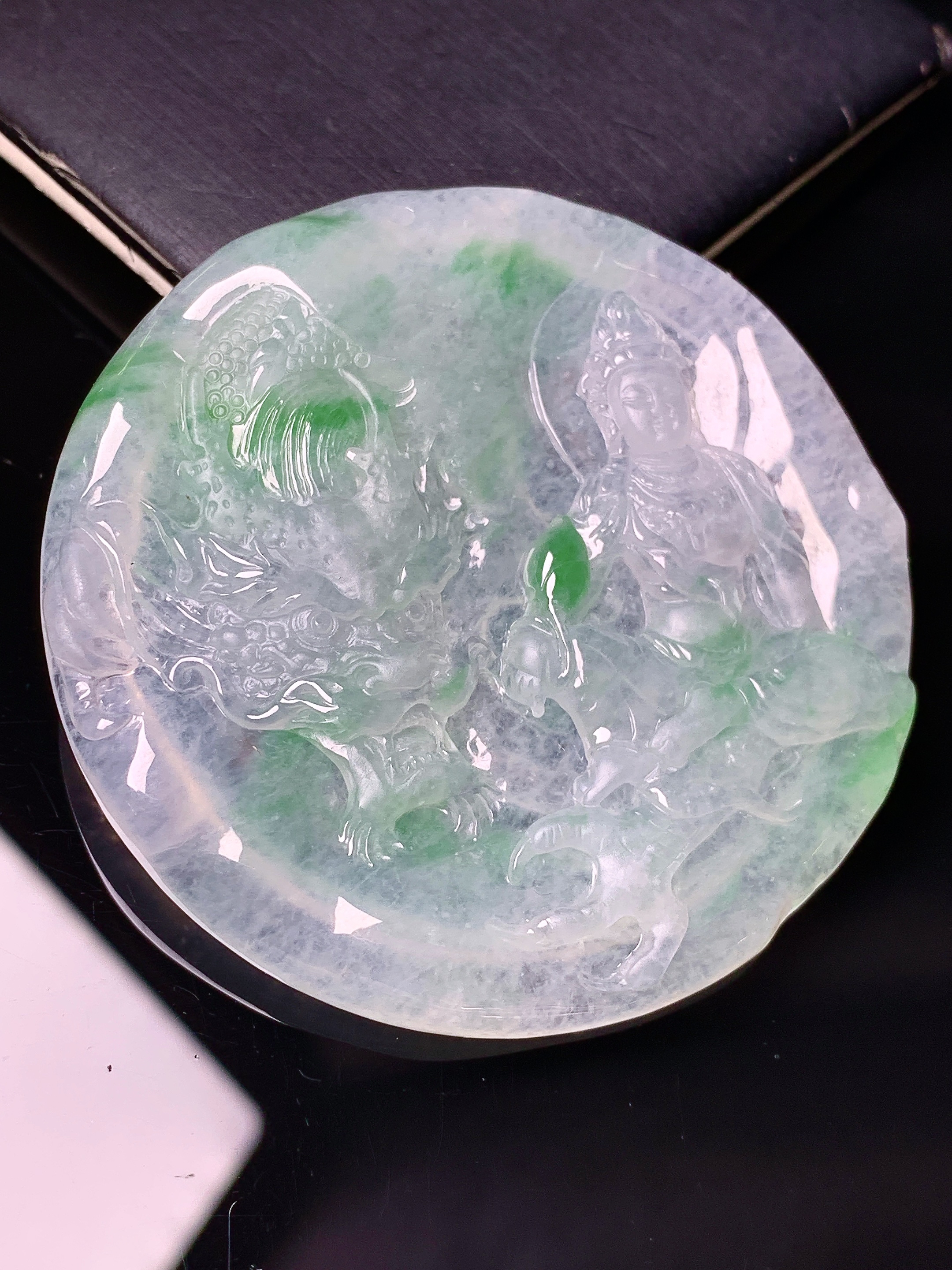 飘绿乘龙观音菩萨吊坠 玉质细腻 色泽艳丽清新 水润亮眼 整体尺寸54.5*5.8 e6