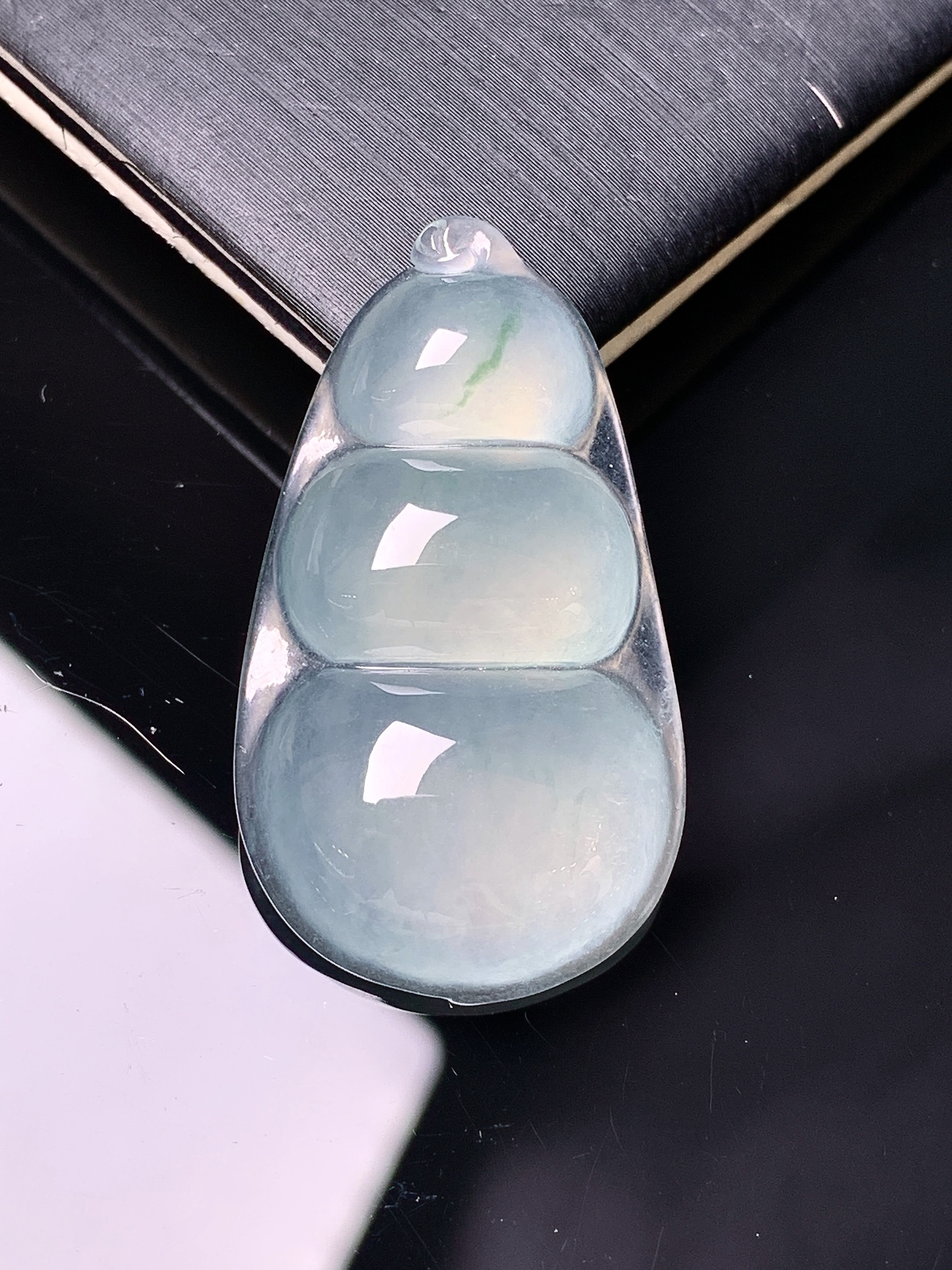 冰种四季豆吊坠 玉质细腻 色泽艳丽清新 水润亮眼 整体尺寸34.2*19.5*6 c1