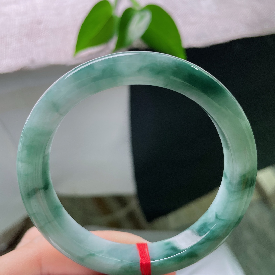 55.8/10.6/8.5，飘花正圈，棉线，幽蓝飘花肆意晕染玉环，冰种水头充盈饱满，素镯简约，衬人沉静从容温婉大方。ss59341a