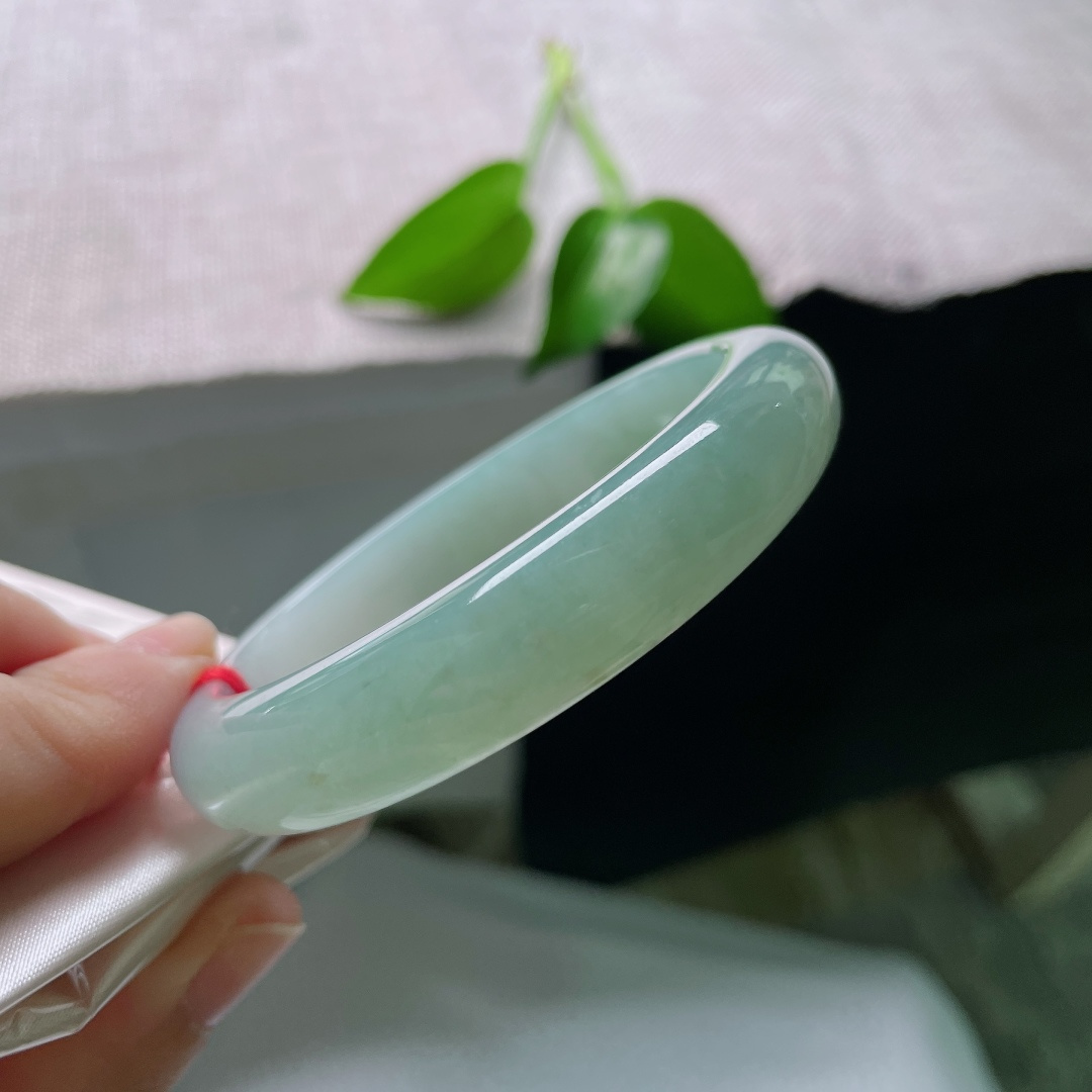 56/12.4/8.0，蓝底正圈，无裂，冰种质地水光温润，整圈油青色调柔和内敛，端庄镯型，清冷雅致尽显玉的沉静之美。ss59619a