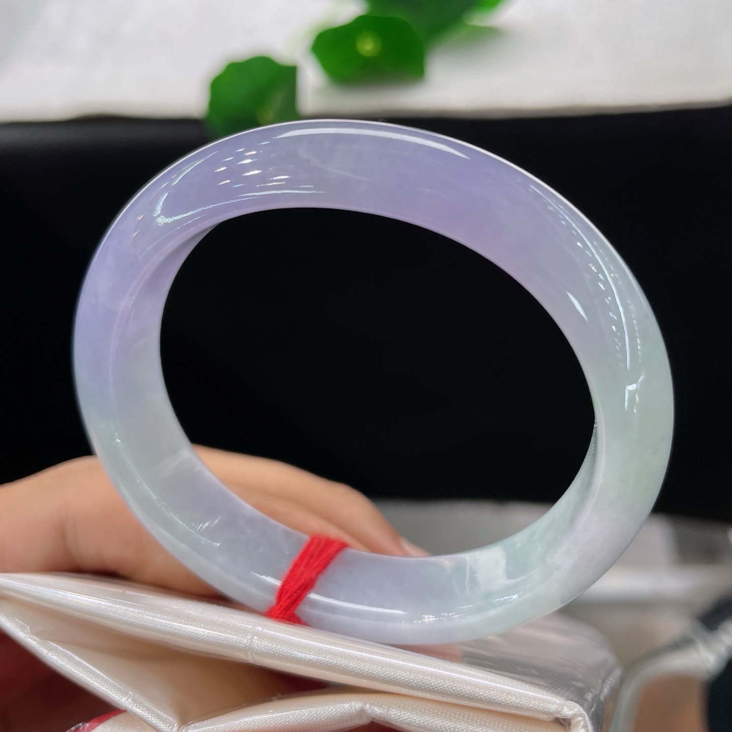 天然翡翠手镯 圈口53.5/12.3/7.3，贵妃，52/53正圈可戴，玉蕴春辉，紫雾轻笼，无裂。