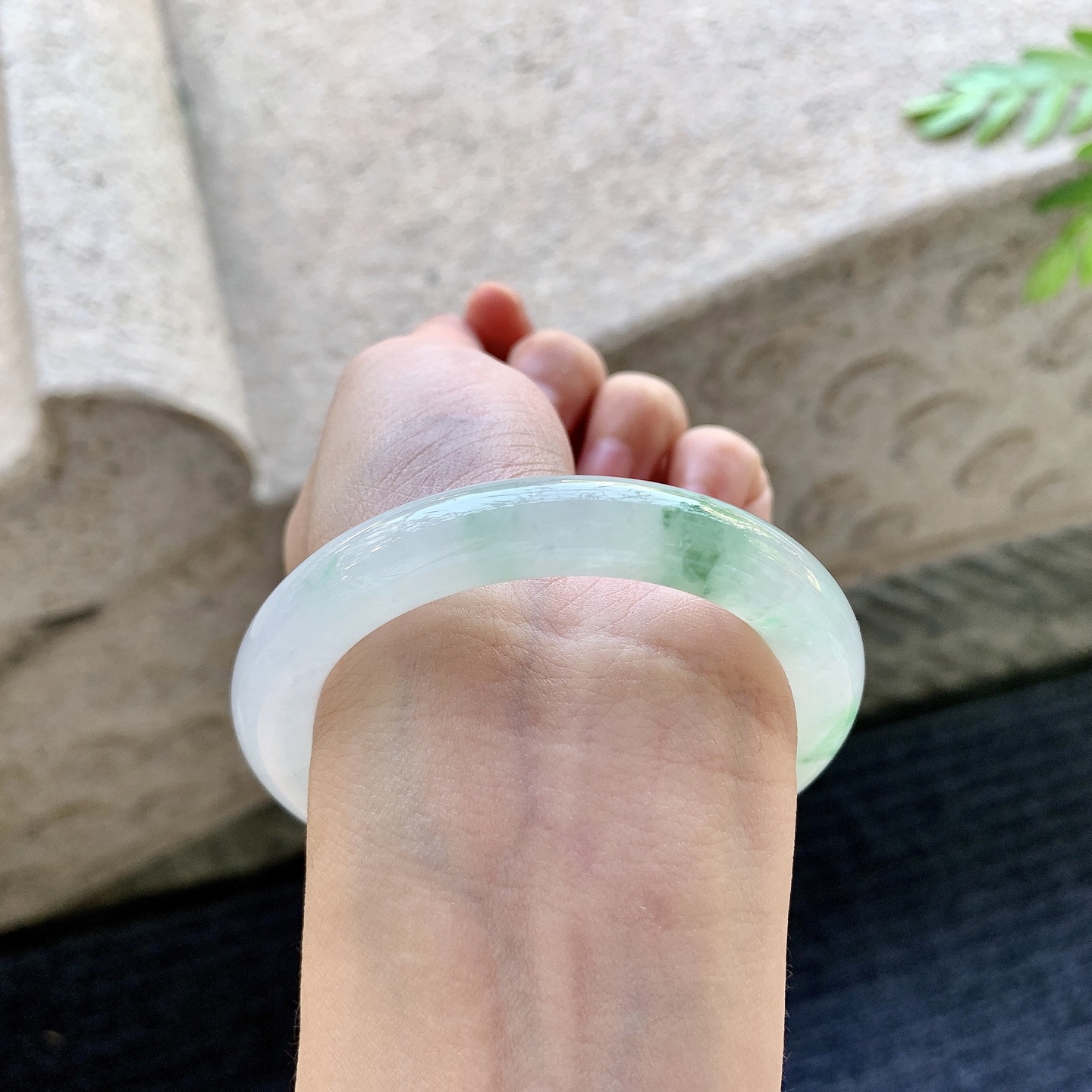 圆条51 52 圈口52.2/9.4/9.5 编码C5092629 糯冰飘花，水润，种老，细腻，有纹线