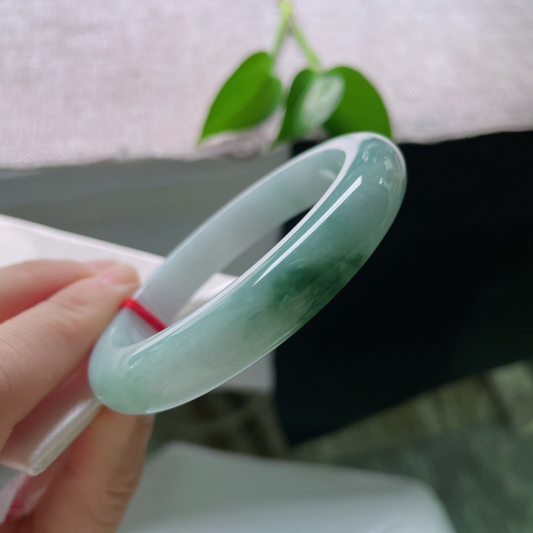 58/11.6/8.6，飘花正圈，晶体纹，淡雅冰晴澄澈如水，一抹墨绿凝于玉镯一隅，经典平安镯，一花成景古韵悠然绵长。ss59351a