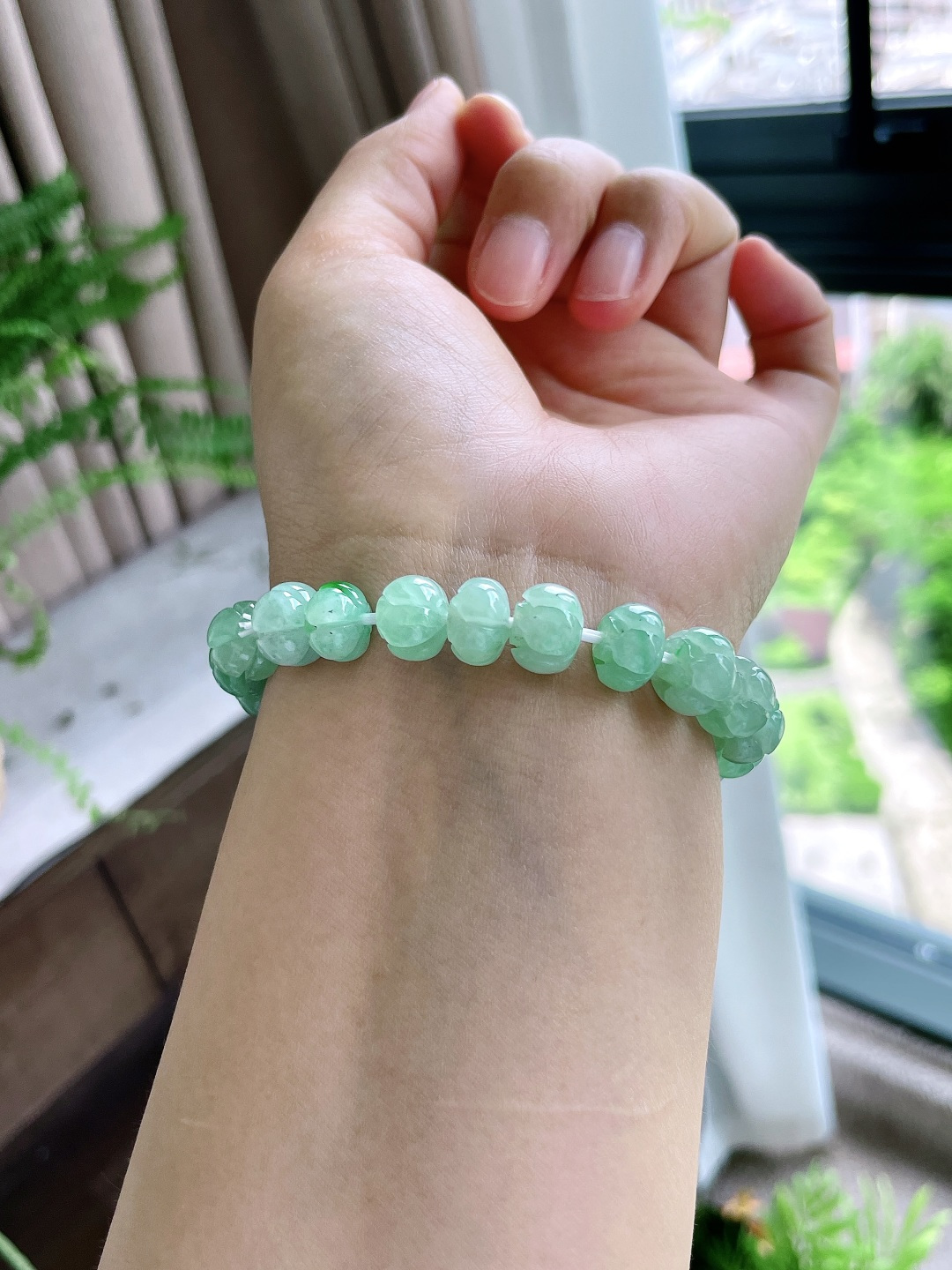 【珠子】冰晴绿花苞手链 【说明】缅甸 性比高 【尺寸】10.4-7.5mm 【重量】30.2克