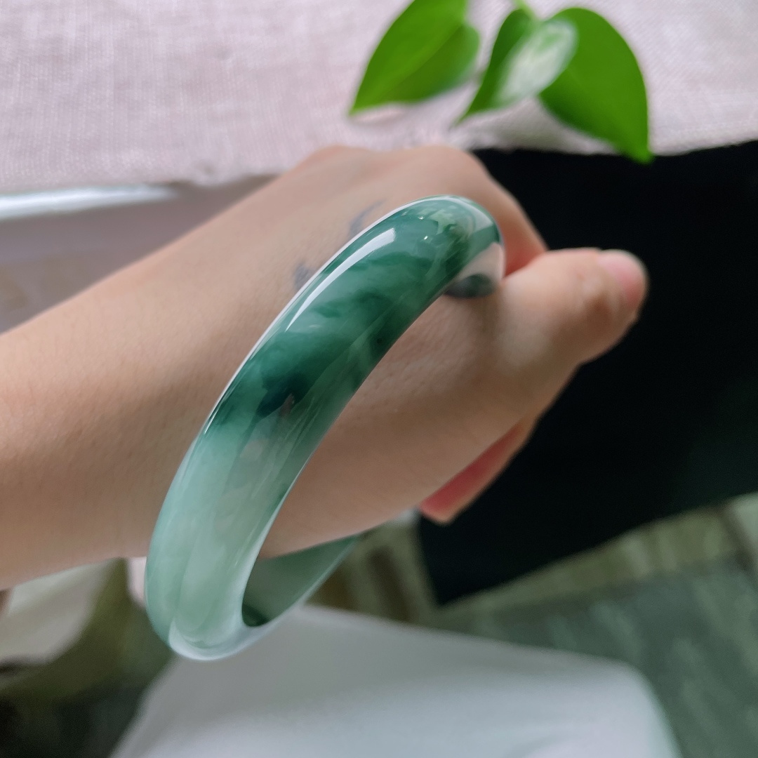 59.8/12/8.8，飘花正圈，无裂，云山烟雨凝于玉镯，飘花层次缥缈悠远，冰蓝玉质灵气荡漾，复刻静谧复古国风风情。ss59355a