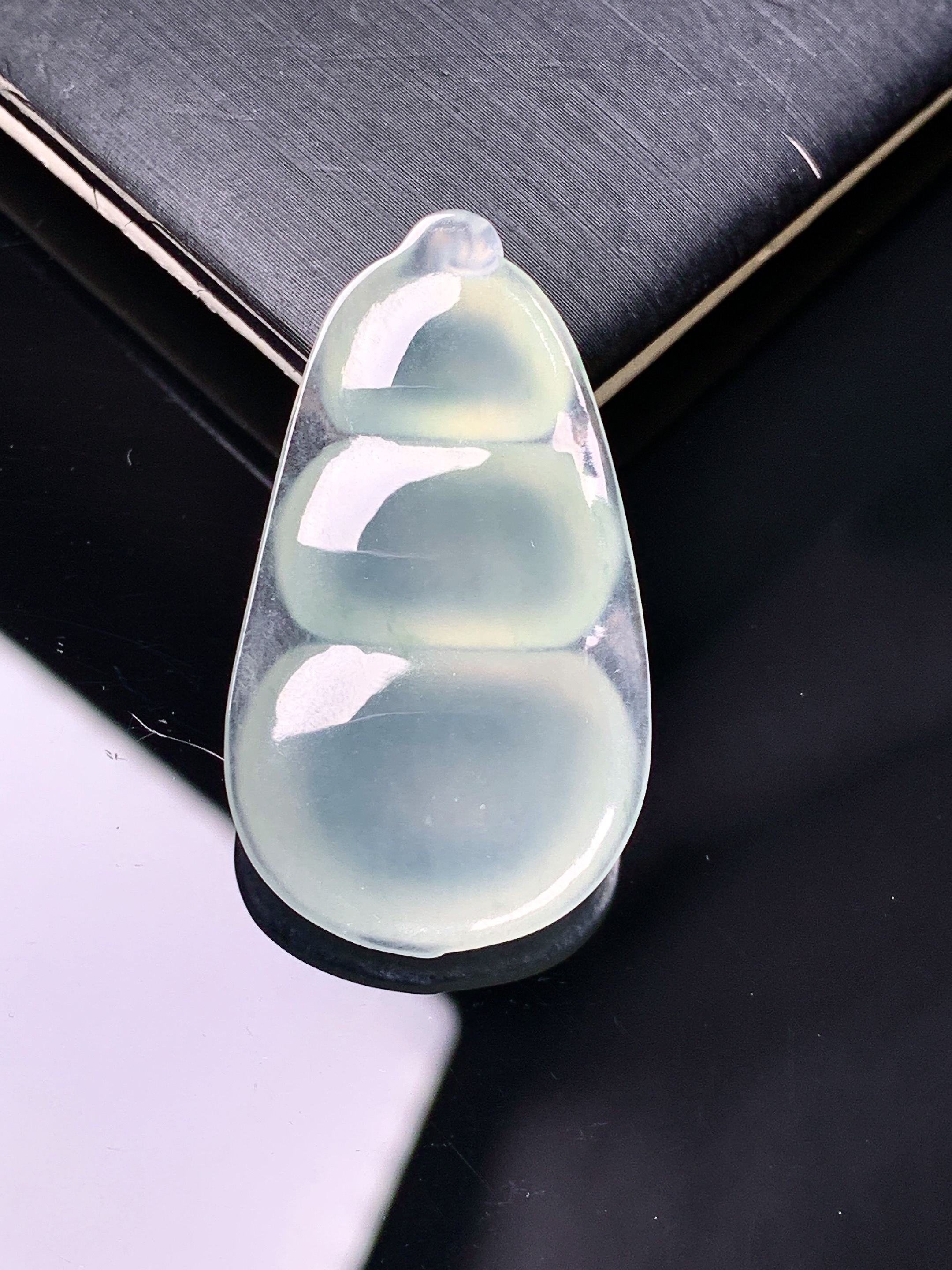 冰种四季豆吊坠 玉质细腻 色泽艳丽清新 水润亮眼 整体尺寸34.2*19.5*6 c1