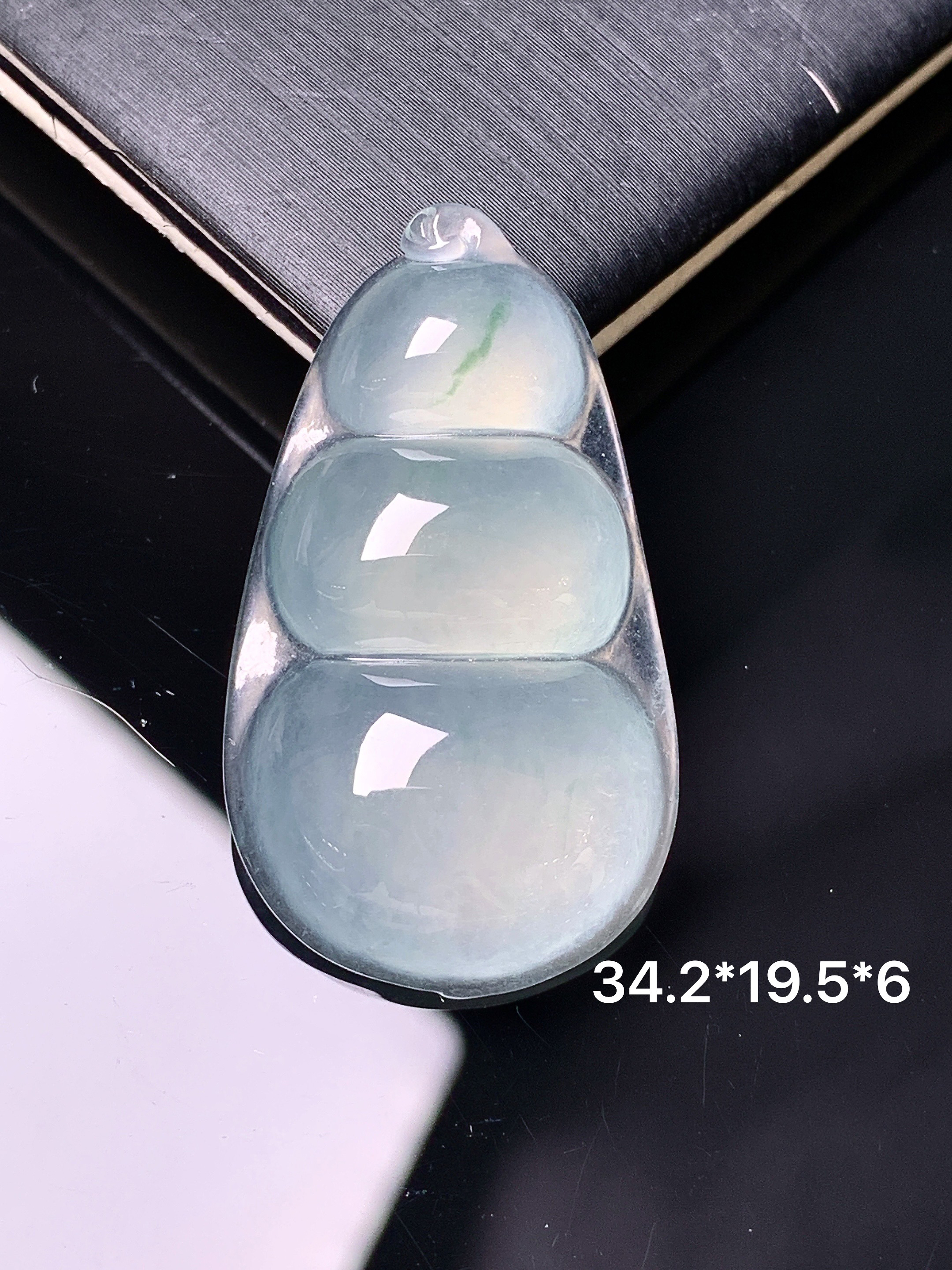 冰种四季豆吊坠 玉质细腻 色泽艳丽清新 水润亮眼 整体尺寸34.2*19.5*6 c1