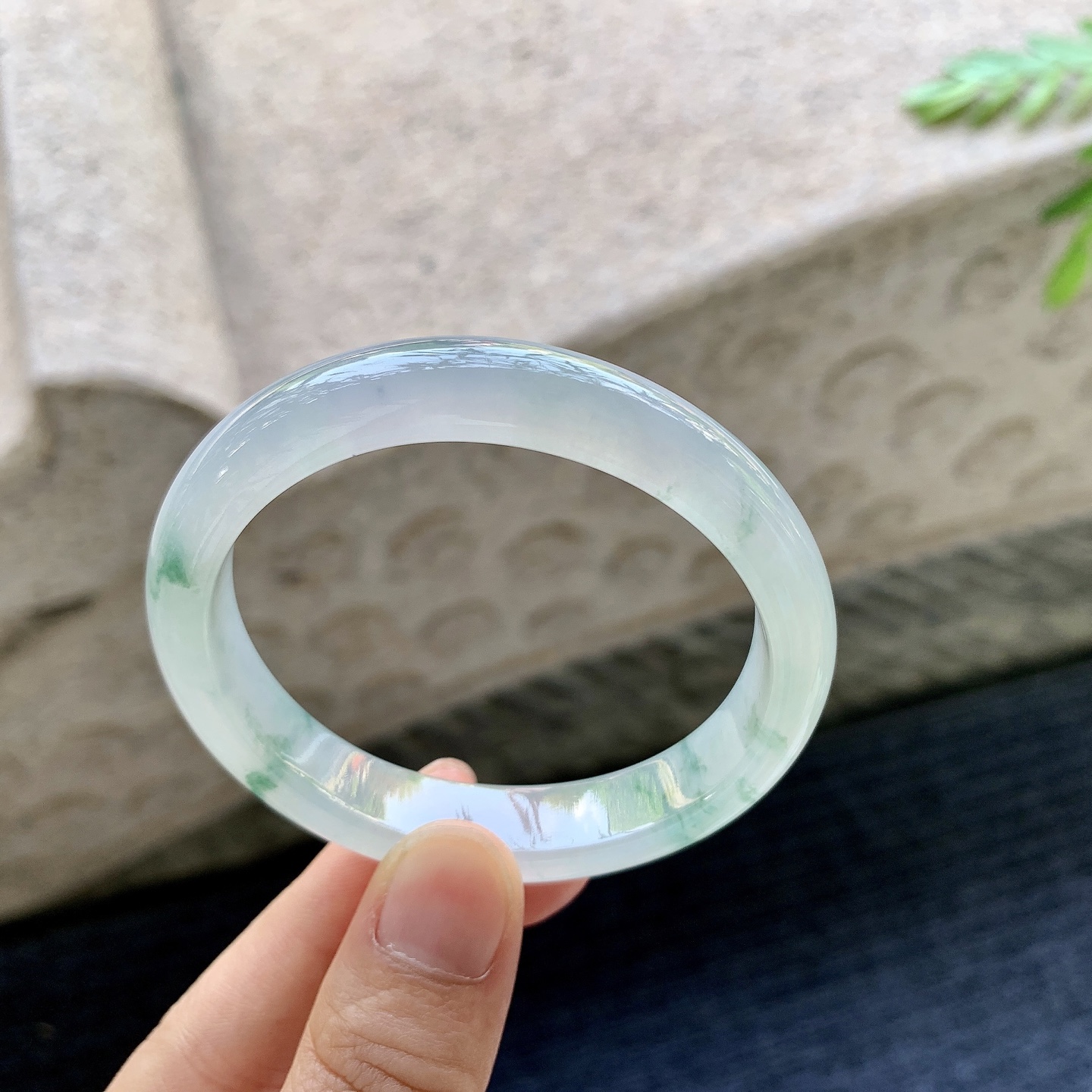 贵妃52 53 圈口53.4/46.6/11/7 编码C5092625 冰糯飘花，水润，种老，细腻，打灯有絮线