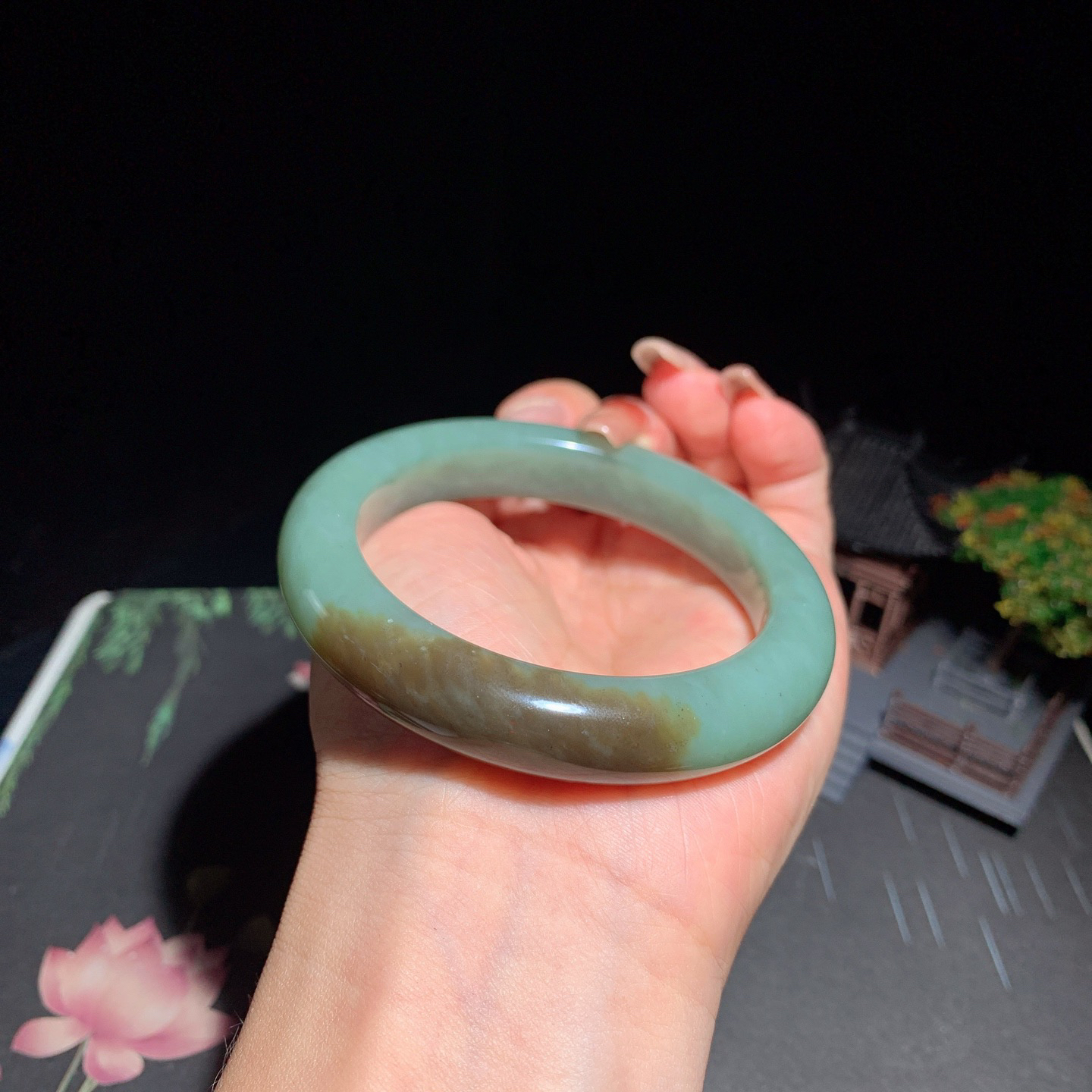 和田玉55.9圈口且末糖手镯！圈口55.9玉质细腻油润 底色纯净 脂粉好，品质高
