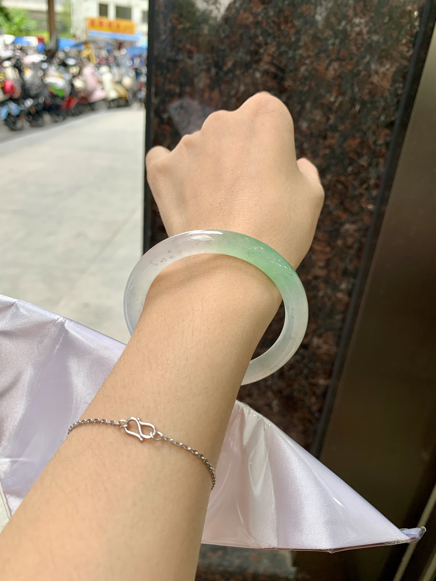 冰飘绿美人条 53.5-8.4-8.3 0711-04X514 打灯细纹，不影响，底妆水透胶润，带小矿点，简约却充满灵气，一节晴绿点缀，清新如芽，宛若自然的画卷凝结于腕间，静中带动，韵味悠长