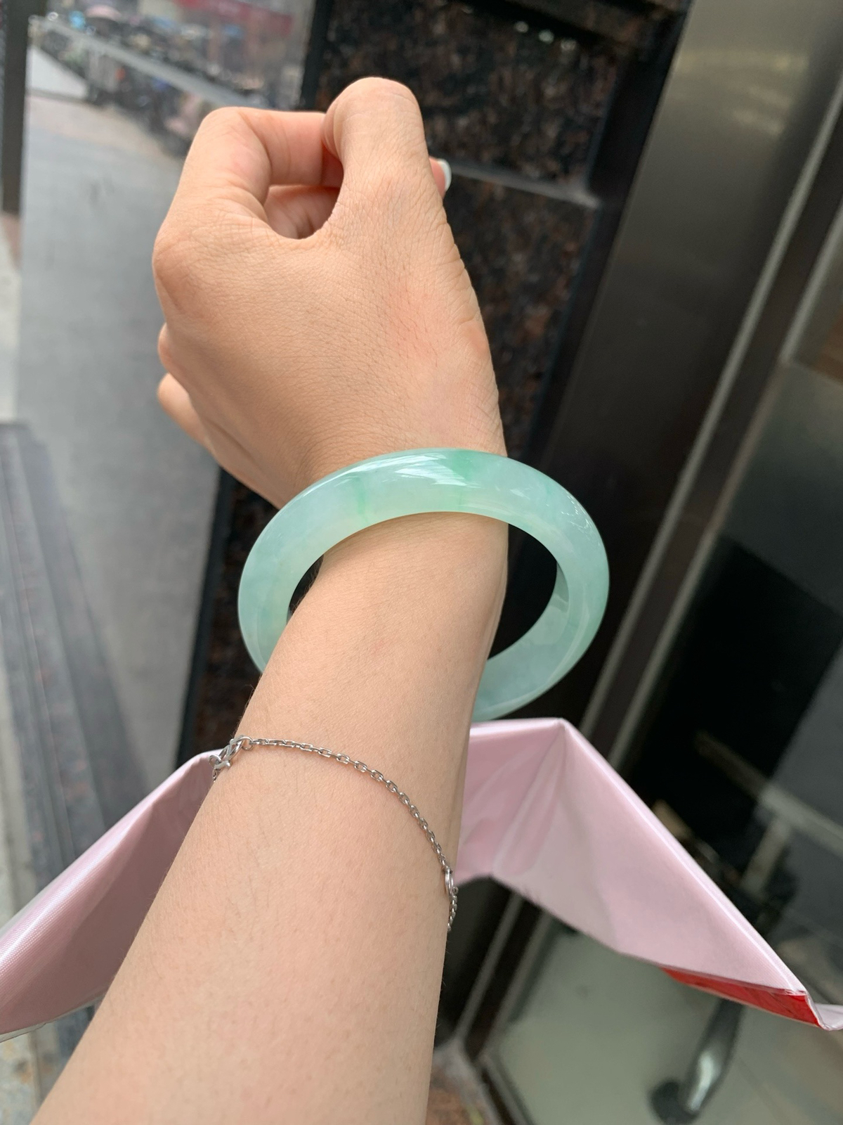 冰晴飘绿正圈
56.3-9.1-12
无裂，底妆水润细腻，满圈晴绿底色飘金丝绿花，鲜艳得像新冒头的嫩芽，灵动清新，即柔和又充满生机