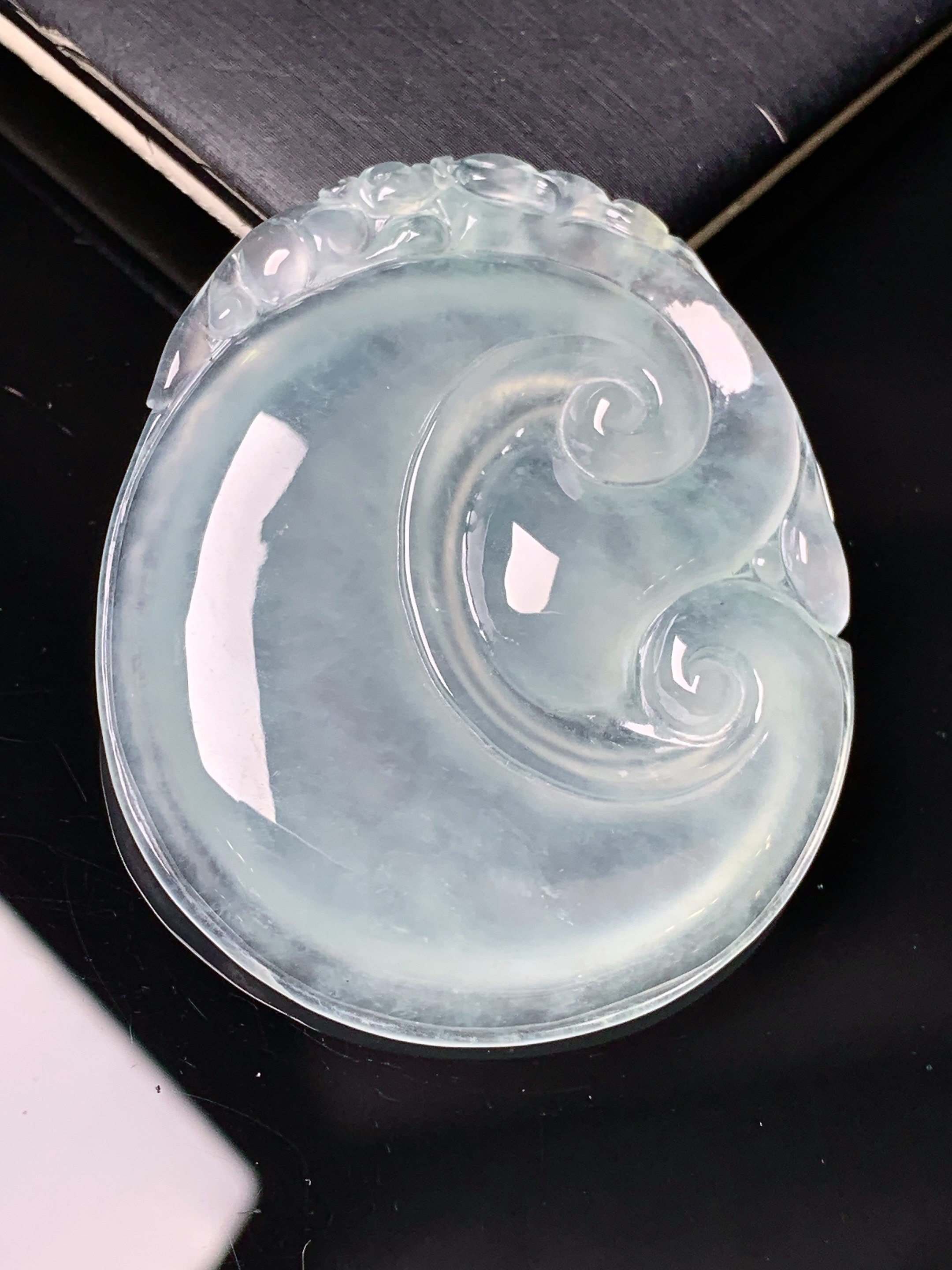 冰种如意吊坠 玉质细腻 色泽艳丽清新 水润亮眼 整体尺寸48.2*40*6 e6