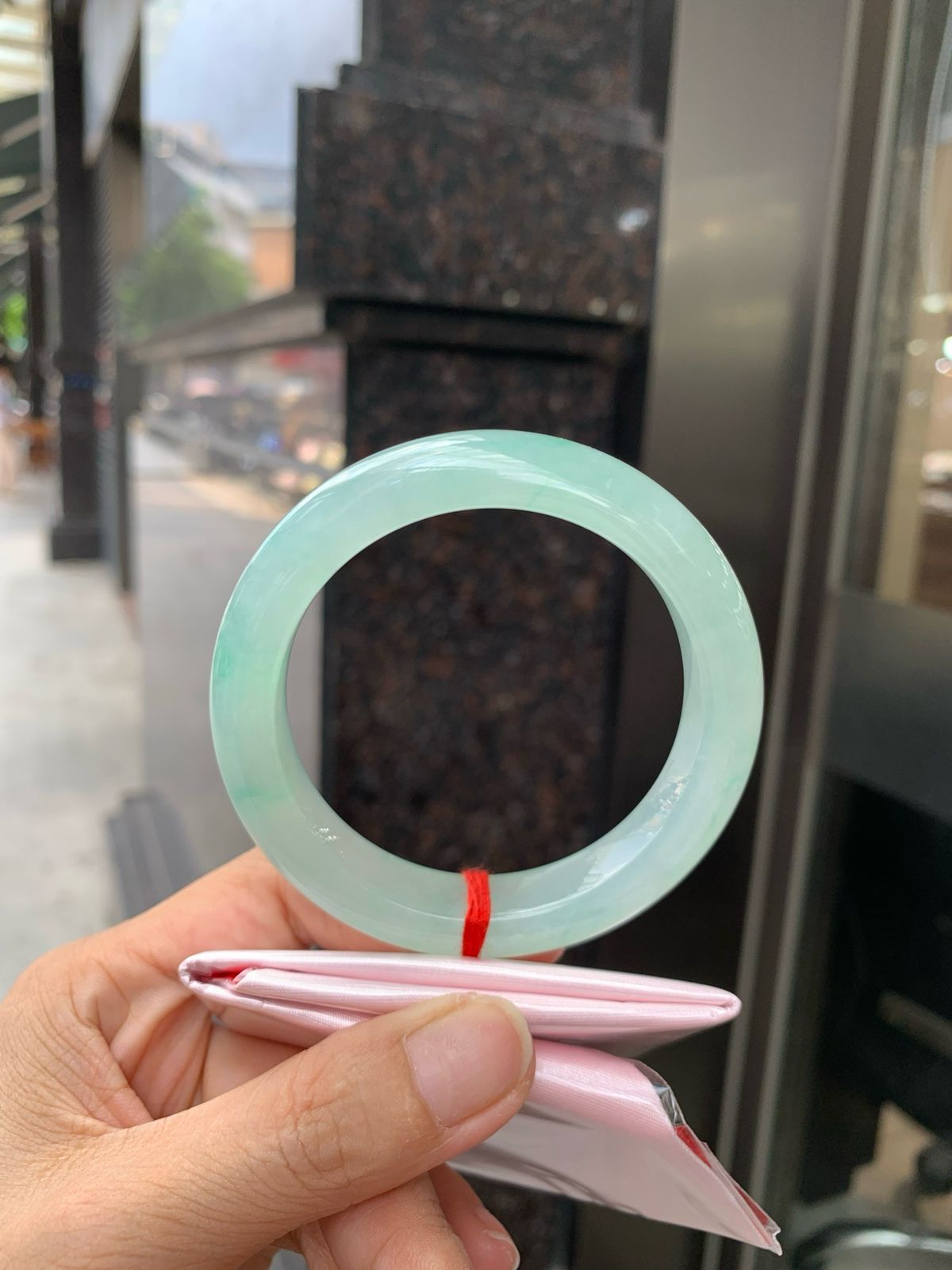 冰晴飘绿正圈
56.3-9.1-12
无裂，底妆水润细腻，满圈晴绿底色飘金丝绿花，鲜艳得像新冒头的嫩芽，灵动清新，即柔和又充满生机