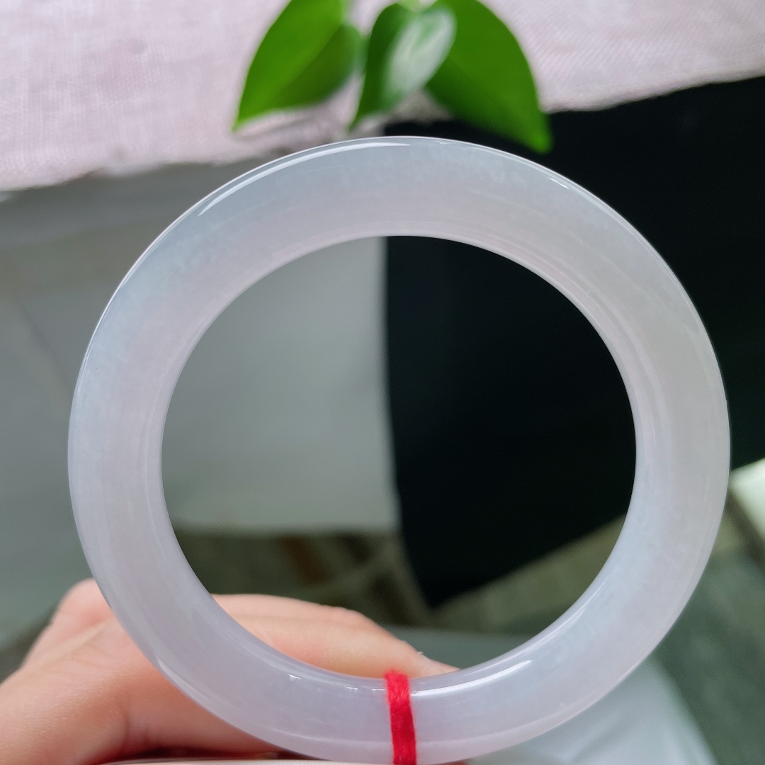 53/9.7，圆条，无裂，冰种玉料温润纯净，无飘花无杂色，素镯简约大方，清冷干净，适配多种穿搭风格。ss59623a