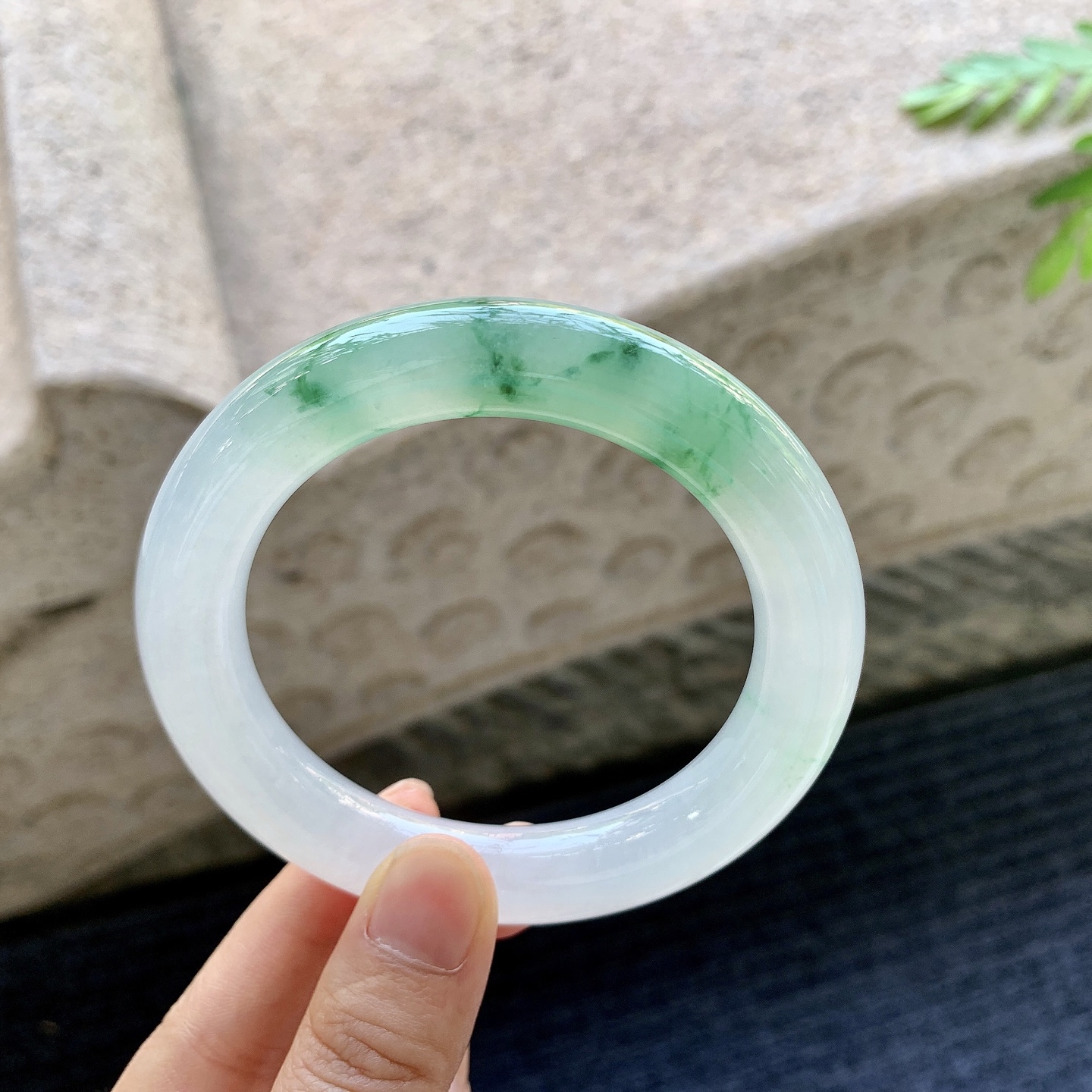 圆条57 58 圈口58.4/11.7/11.6 编码DJ092603 冰糯飘绿花，水润，种老，细腻，无裂
