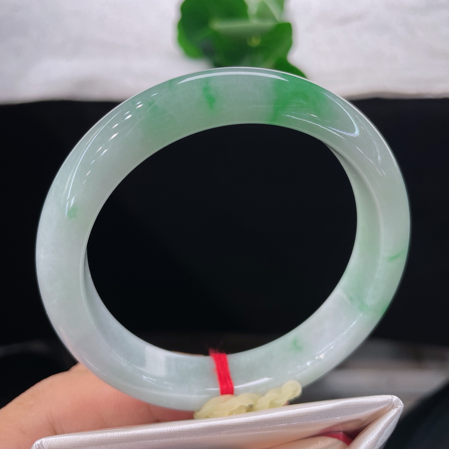 天然翡翠手镯 圈口59.8/13/8.9，白底青正圈，59/60可戴，腕间藏翠，岁岁安然。无裂