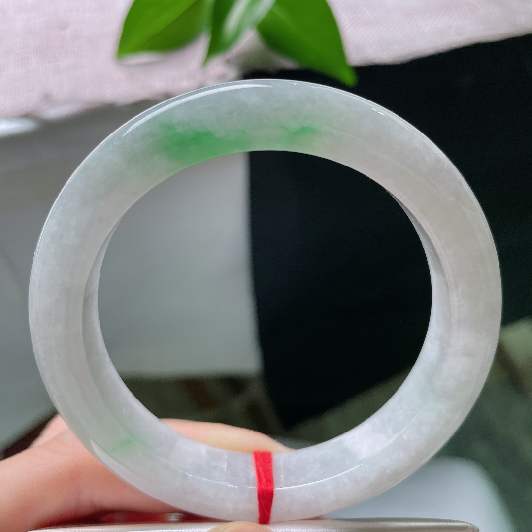56.6/11.6/9.3，飘绿正圈，无裂，浅冰底色如水氤氲，一缕翠色悄然落于镯身，经典平安镯，演绎