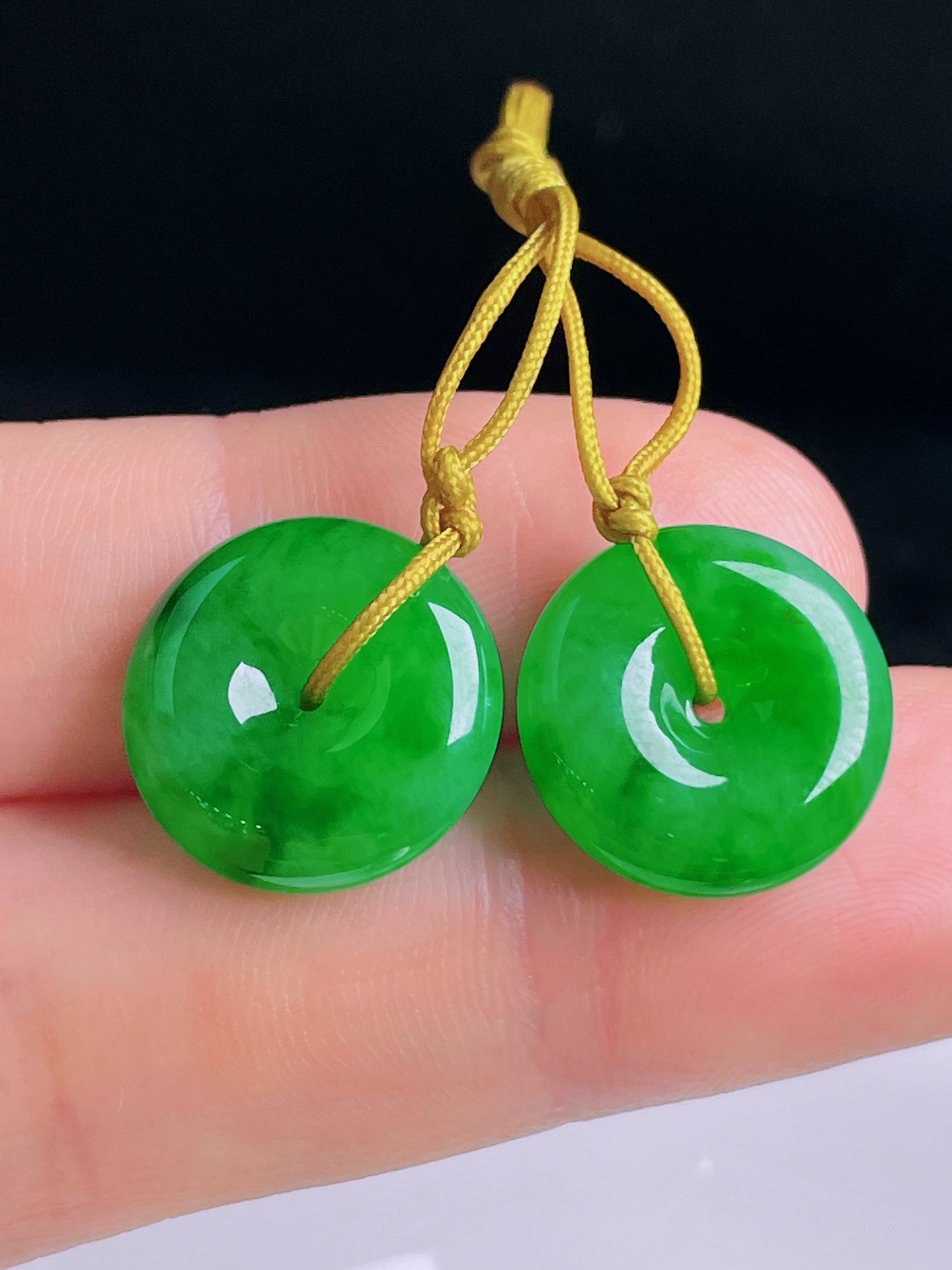 ️辣绿耳坠，老种起光，细底通透，尺寸：15/4.8mm0926