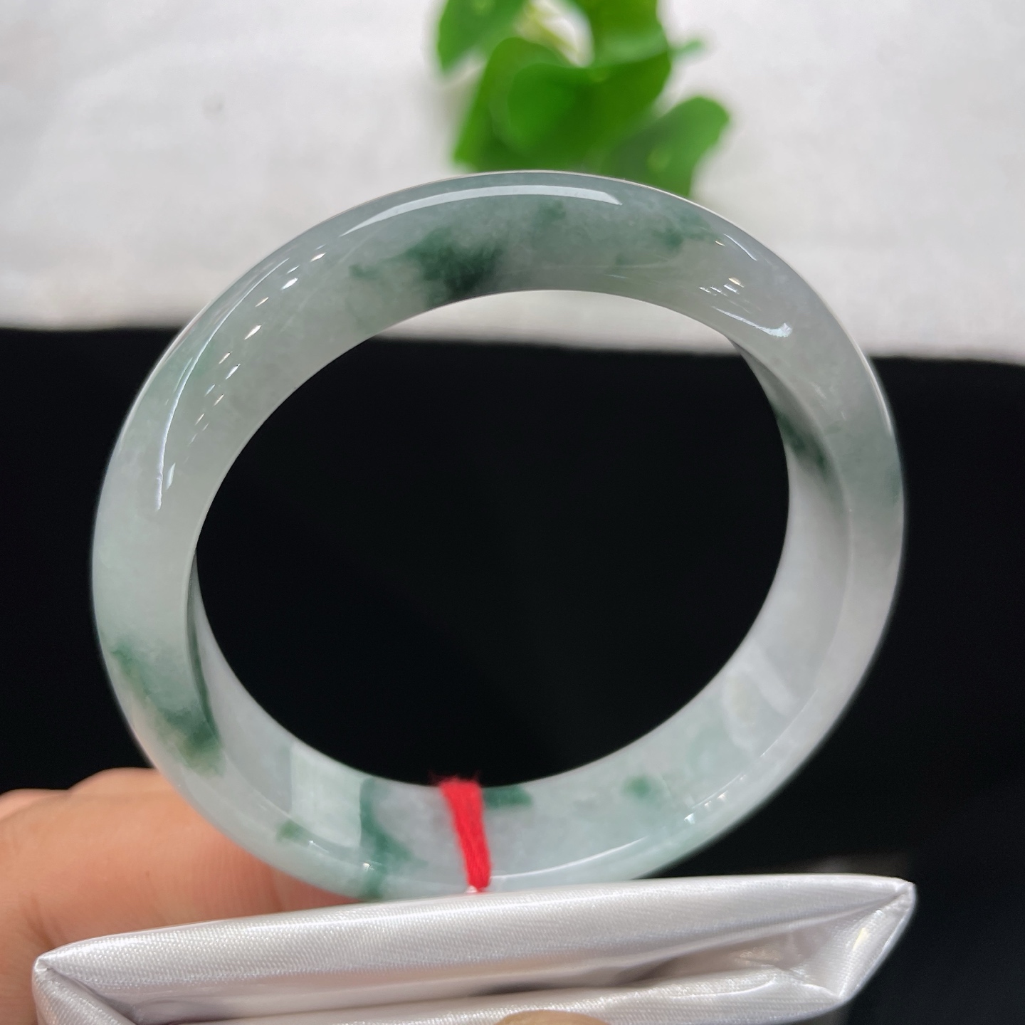 天然翡翠手镯 圈口54.8/13.2/7.2，正圈飘花，54/55可戴，冰润底色上飘着翠色絮花，仿若