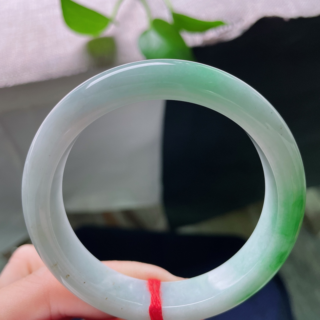 54.8/12.2/8.2，飘绿正圈，无裂，洒金，白底飘辣绿翡翠镯，玉质细腻温润，翠色聚艳，上手清新