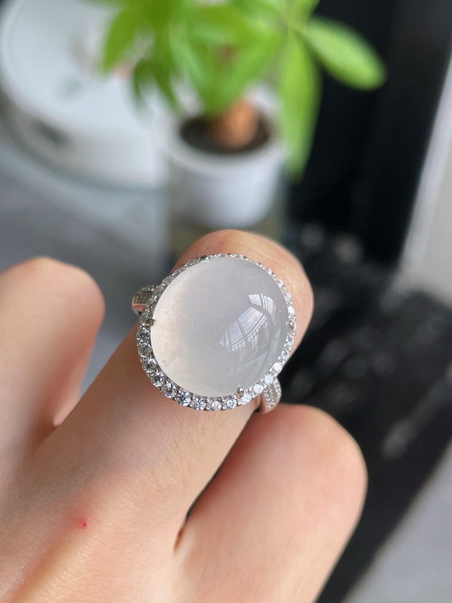 925银镶莹白胶润鸽子蛋戒指 S15