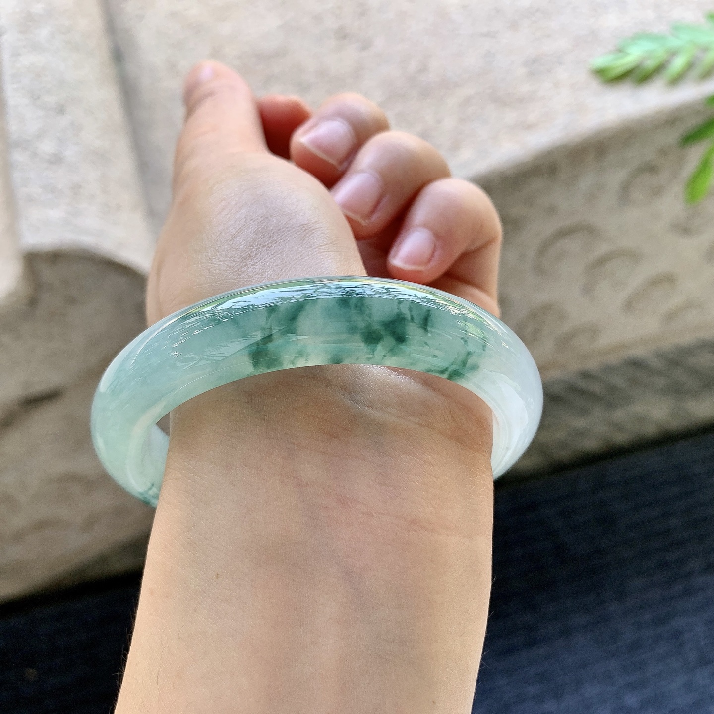 正圈56 57 圈口57.5/12.4/8.6 编码DJ092608 冰糯飘花，水润，种老，细腻，打灯有棉线