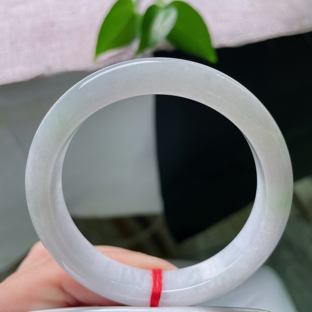 57/12/8.3，白底正圈，棉线，玉质冰润通透匀净，若有若无的浅绿萦绕镯间，素镯无华，衬出女子温润风骨。ss59595a