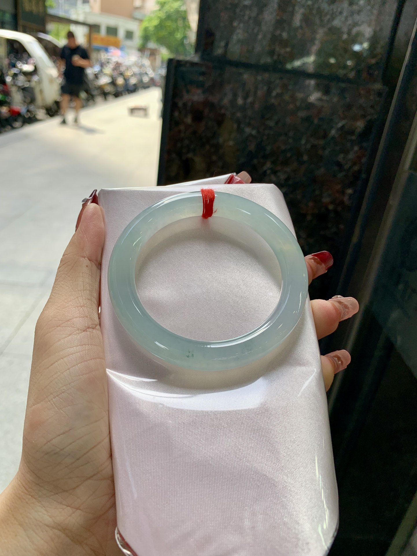 冰晴圆条 54.3-9.4-9.6 0930-F473 打灯细纹，底妆冰透胶润细腻，清爽耐看的冰晴绿，底色均匀，夏季美好的冰凉感，时而绿时而蓝，随光线变化如梦如幻。