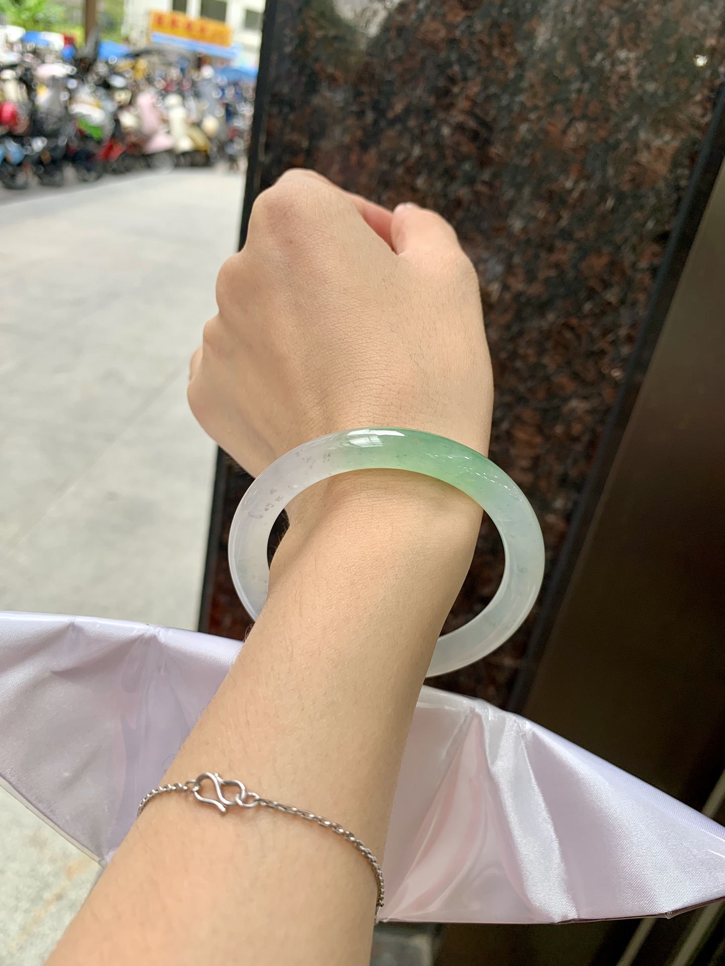 冰飘绿美人条 53.5-8.4-8.3 0711-04X514 打灯细纹，不影响，底妆水透胶润，带小矿点，简约却充满灵气，一节晴绿点缀，清新如芽，宛若自然的画卷凝结于腕间，静中带动，韵味悠长