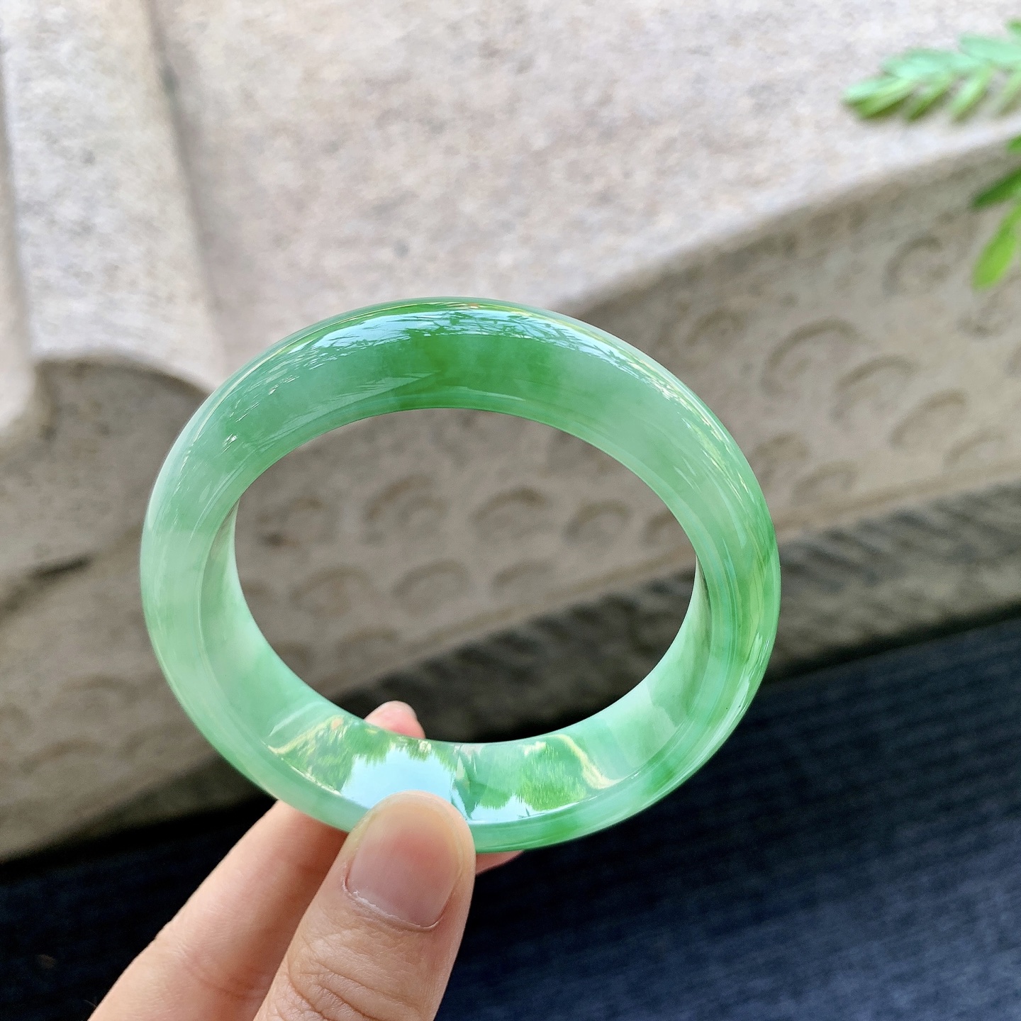 正圈55 56 圈口56/16/8.6 编码W6092617 冰糯飘辣绿，宽版，水润，种老，细腻，打灯有棉纹