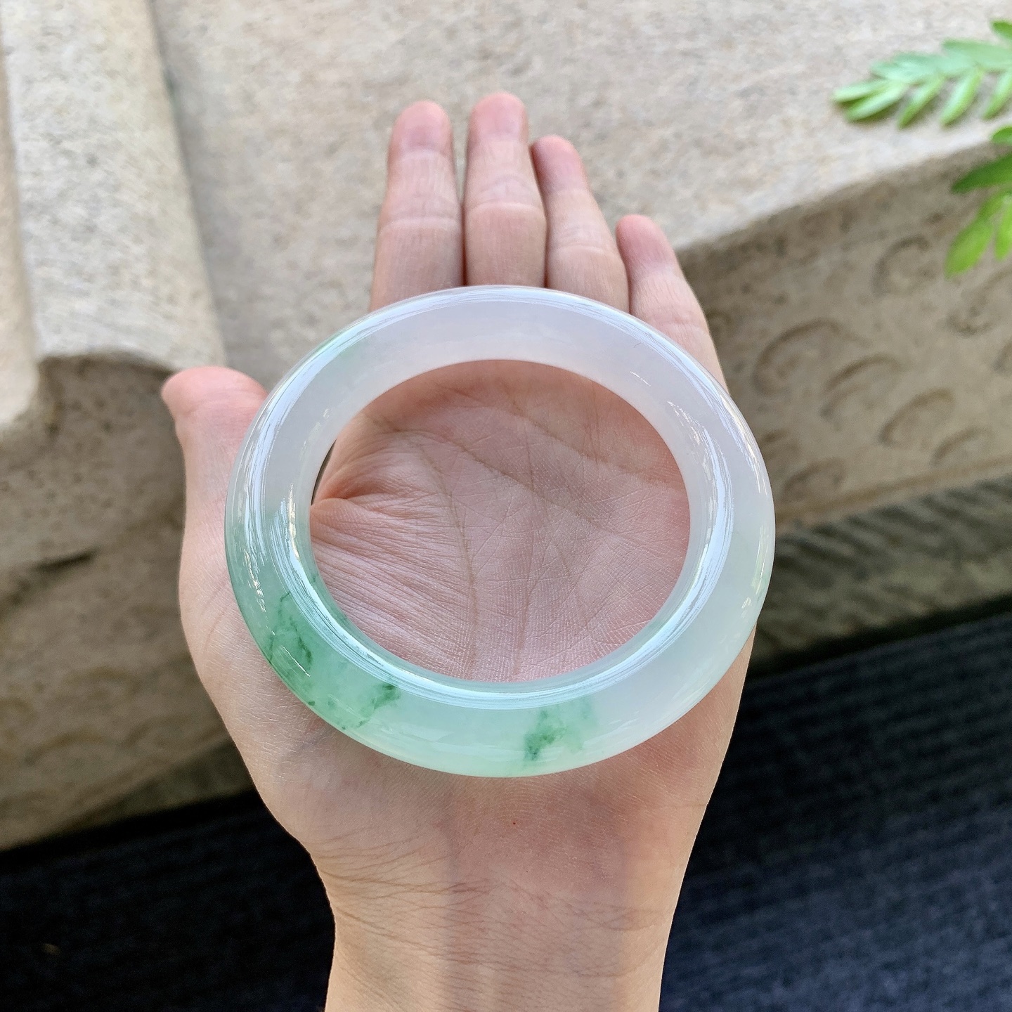 圆条54 55 圈口55.7/11.7/11.7 编码DJ092604 冰糯飘绿花，水润，种老，细腻，打灯有絮线