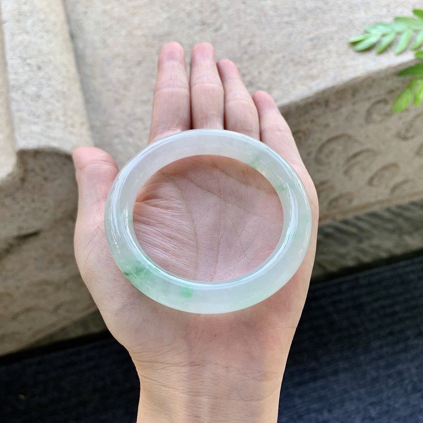 圆条51 52 圈口52.2/9.4/9.5 编码C5092629 糯冰飘花，水润，种老，细腻，有纹线