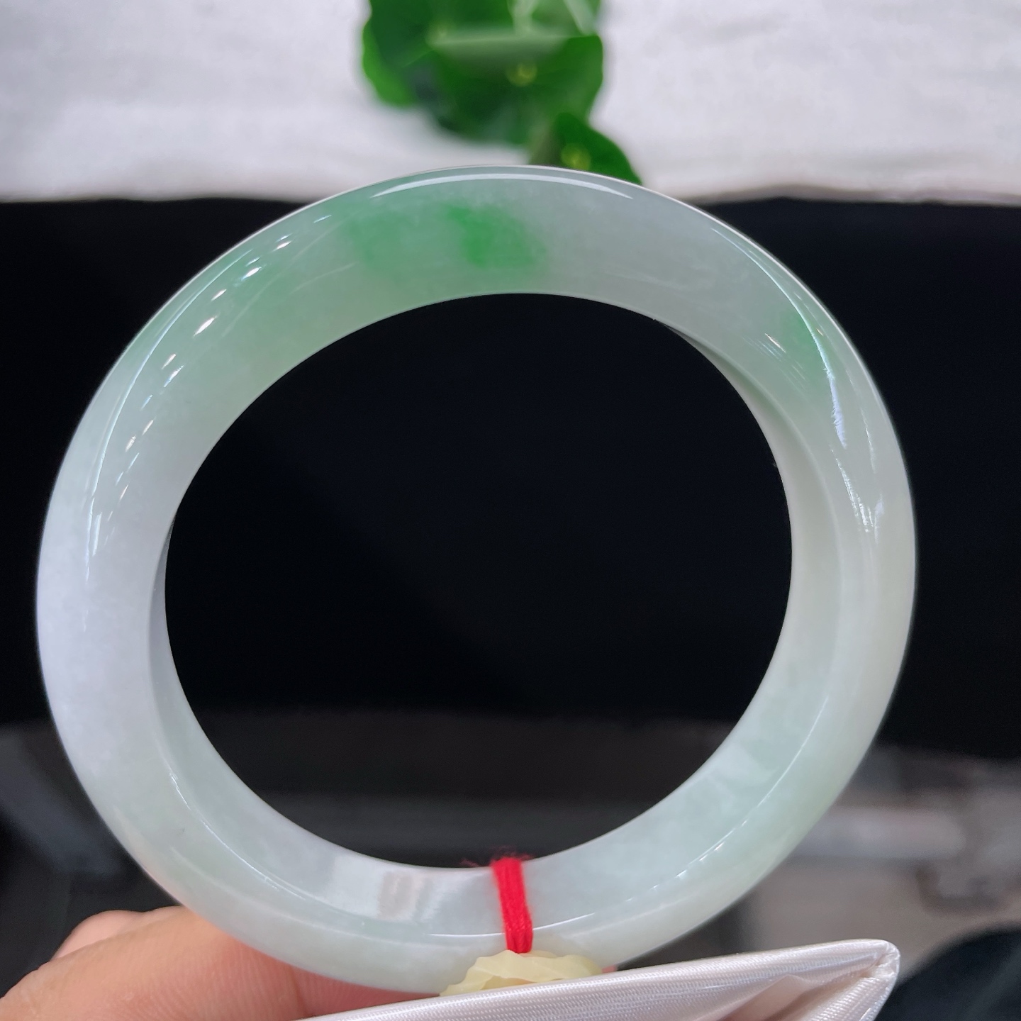 天然翡翠手镯 圈口62/12.5/9.6，白底青正圈大圈，61/62可戴，底润色灵，独一份的翠意，无裂