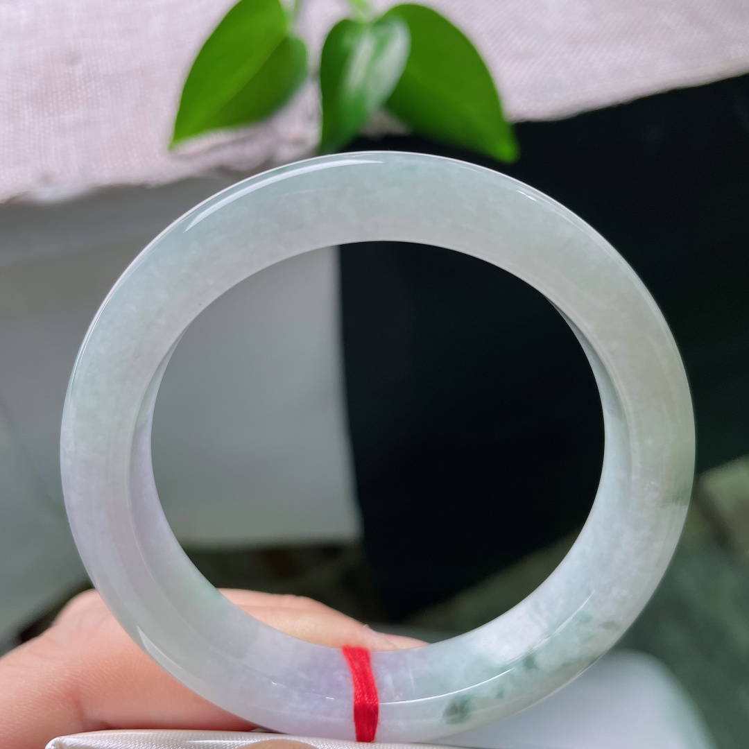 52.9/11.8/8.0，春彩正圈，晶体，浅冰底色温润干净，墨黑飘花如墨落宣纸，经典平安镯，腕间藏一席山水意境。ss59537a