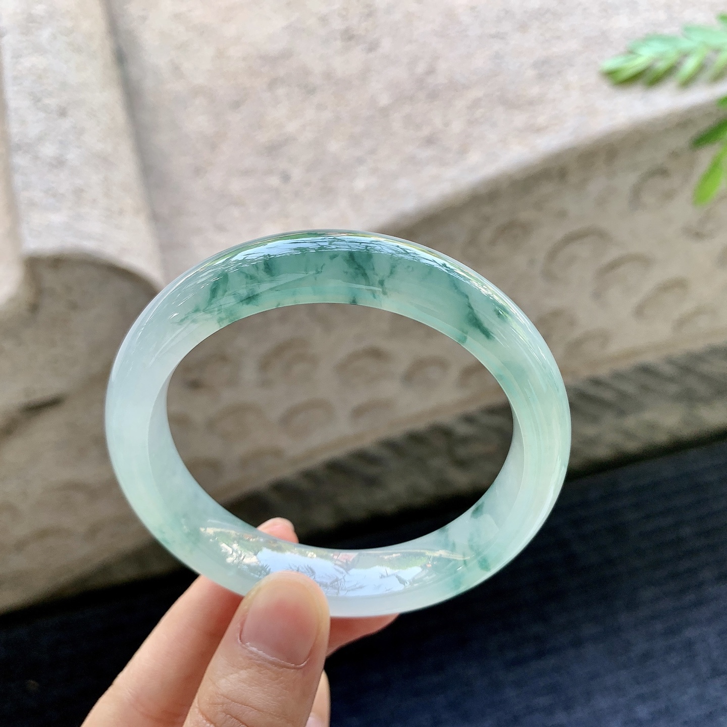 正圈56 57 圈口57.5/12.4/8.6 编码DJ092608 冰糯飘花，水润，种老，细腻，打灯有棉线