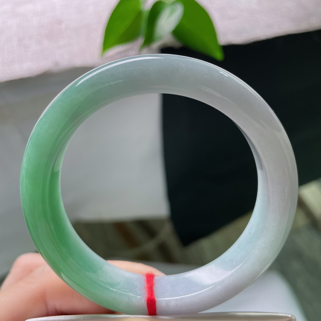56.6/13/8.9，飘绿正圈，棉线，玉底冰润干净柔和，单点翠色鲜明不张扬，素镯无繁复纹饰，低调却极具记忆点。ss58663a