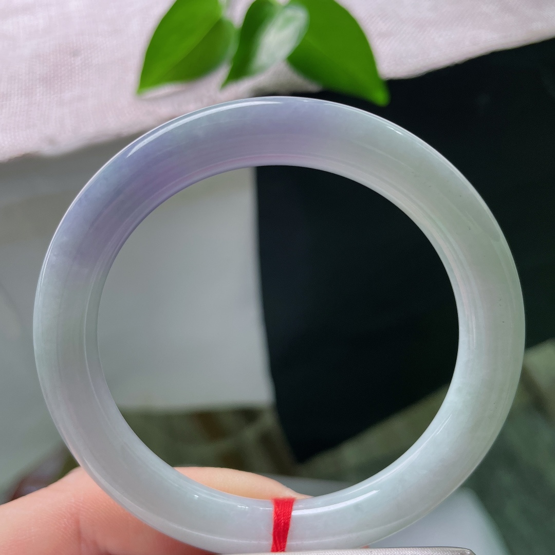 56.3/9.6，飘花正圈，无裂，紫气悠悠聚于半环玉镯，圆条版型饱满圆润，玉色柔和含蓄，衬人娴静从容