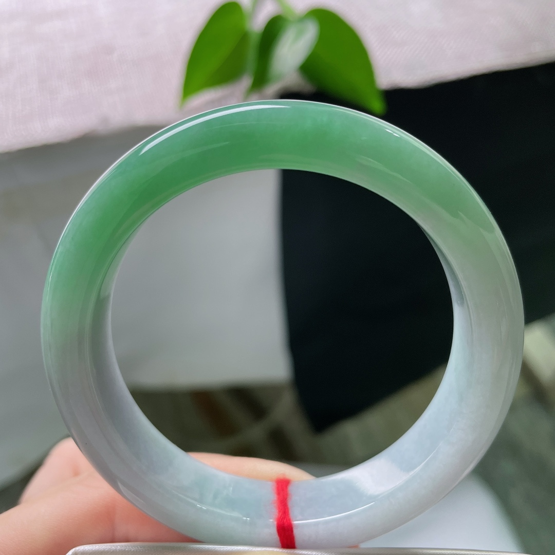 56.6/13/8.9，飘绿正圈，棉线，玉底冰润干净柔和，单点翠色鲜明不张扬，素镯无繁复纹饰，低调却