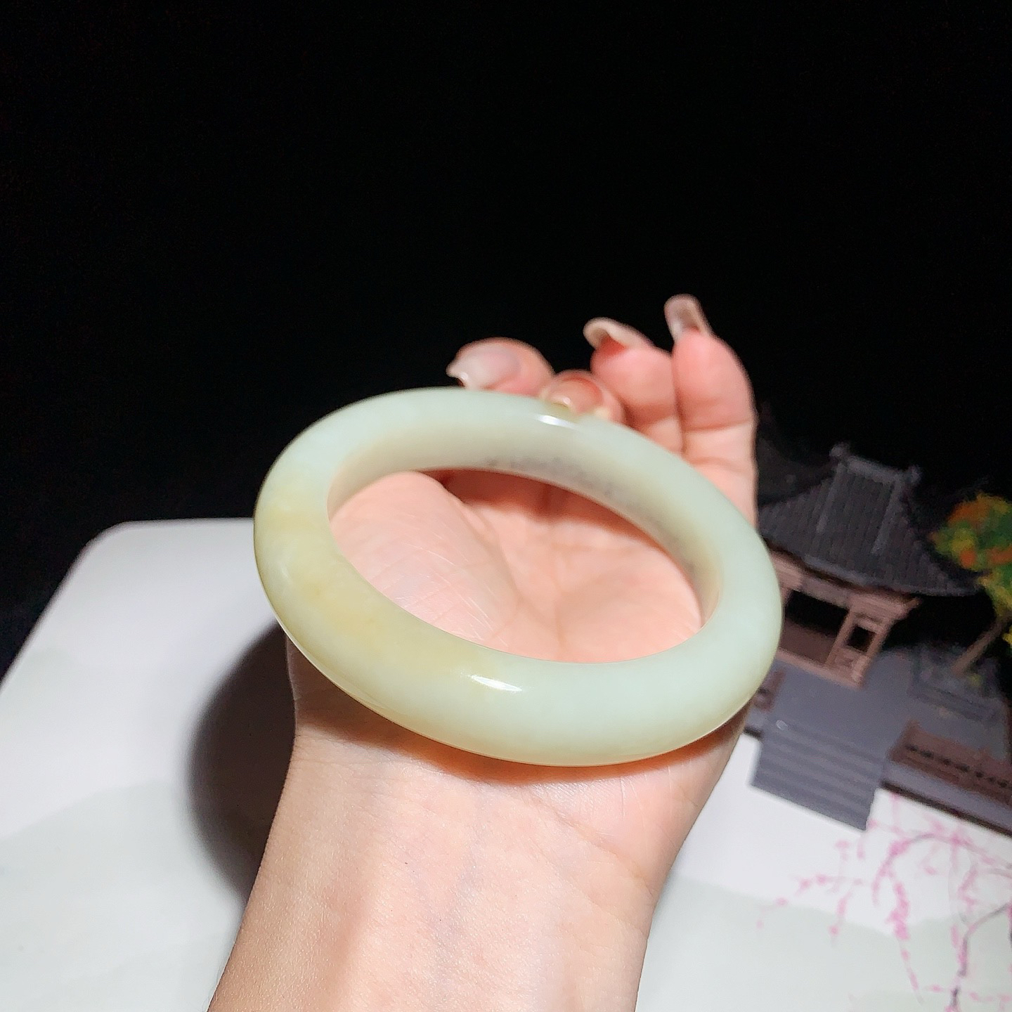 和田玉60圈口且末糖手镯！圈口60玉质细腻油润 底色纯净 无纹裂 脂粉好，品质高