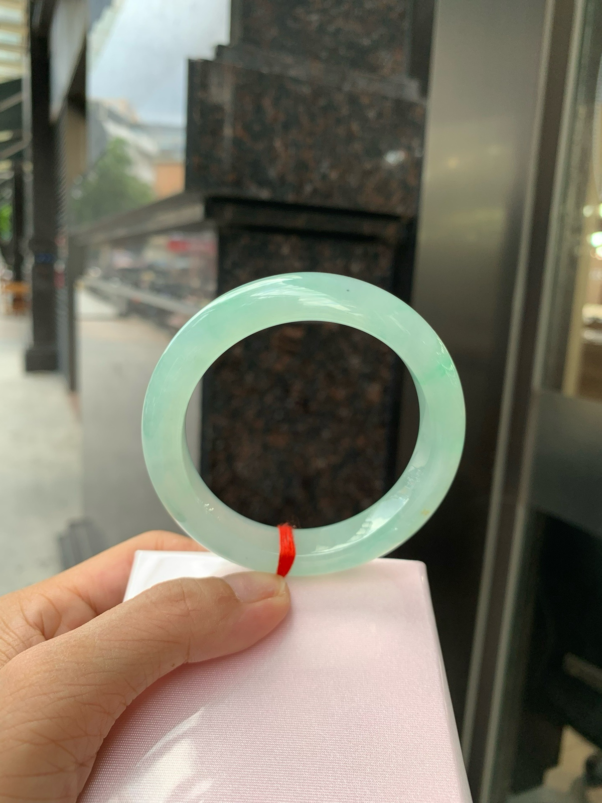 冰晴飘绿正圈
56.3-9.1-12
无裂，底妆水润细腻，满圈晴绿底色飘金丝绿花，鲜艳得像新冒头的嫩芽，灵动清新，即柔和又充满生机