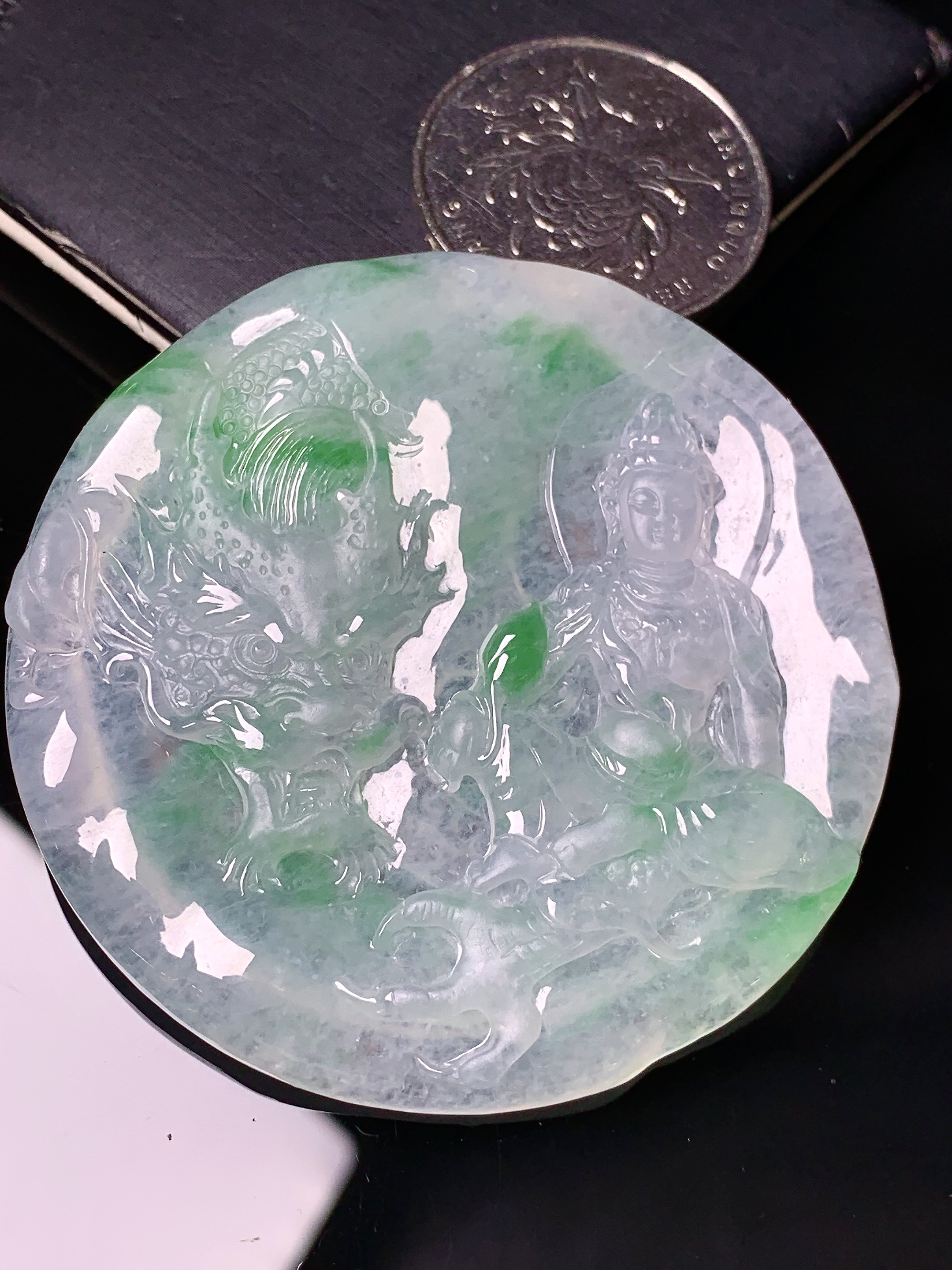 飘绿乘龙观音菩萨吊坠 玉质细腻 色泽艳丽清新 水润亮眼 整体尺寸54.5*5.8 e6