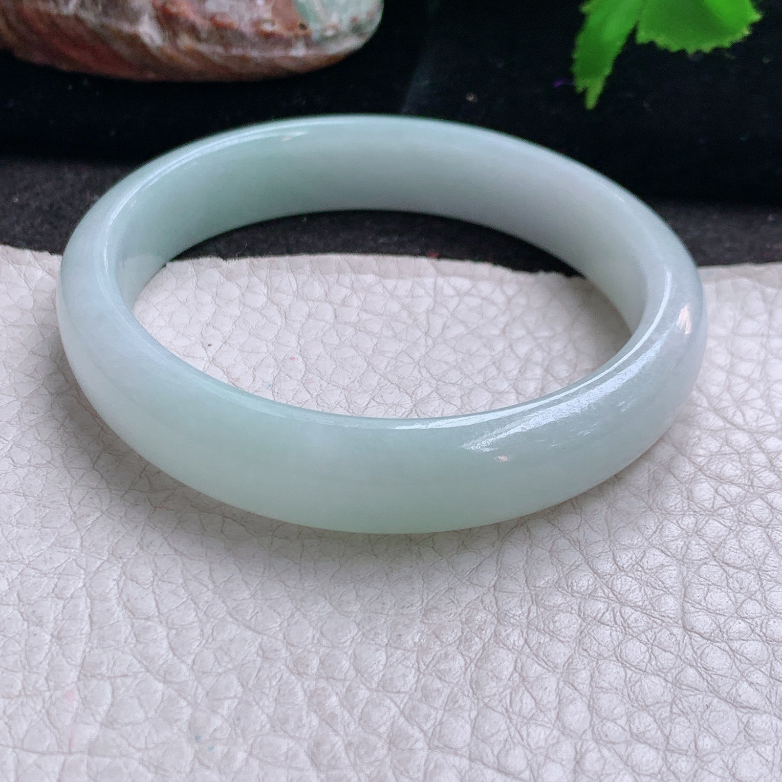 js大圈口60*53.5*12.2*6.8贵妃镯 缅甸翡翠a货玉手镯浅绿蛋形玉手环