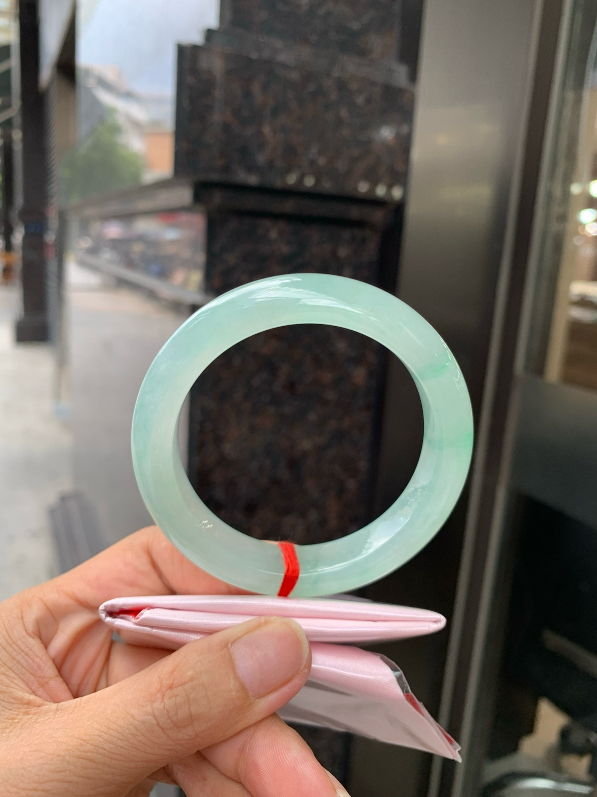 冰晴飘绿正圈
56.3-9.1-12
无裂，底妆水润细腻，满圈晴绿底色飘金丝绿花，鲜艳得像新冒头的嫩