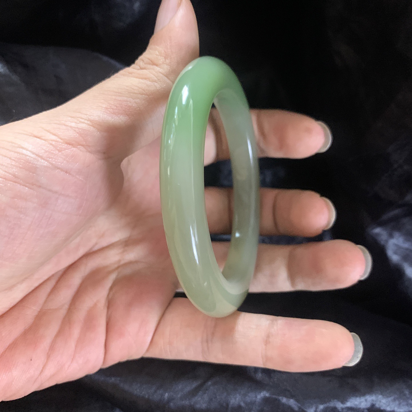 58圈口和田玉翠青手镯，镯型古朴典雅。在诗情画意的雨巷相遇，你是我腕间的一抹风情，有你眸有深情.清风荡漾湖间静水，我愿俯身低眉，在烟波涟漪处寻你