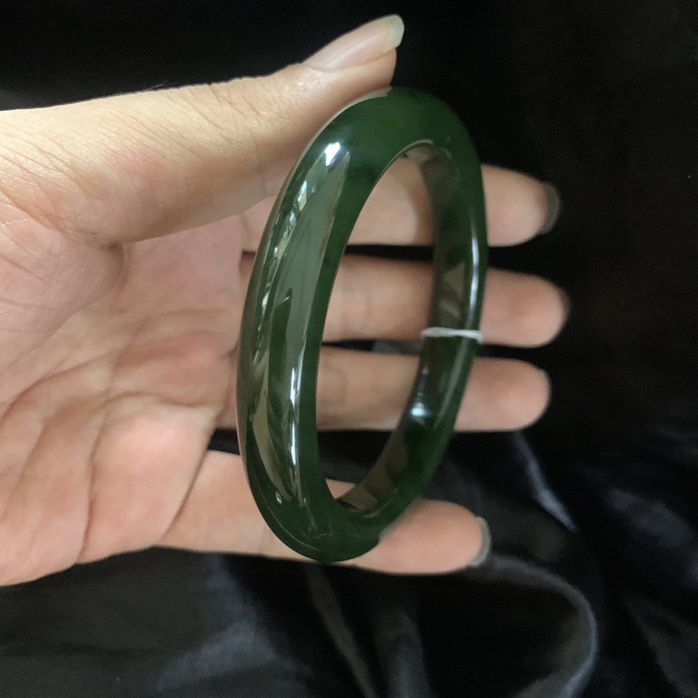 63圈口和田玉碧玉菠菜绿手镯，镯型古朴典雅。在诗情画意的雨巷相遇，你是我腕间的一抹风情，有你眸有深情
