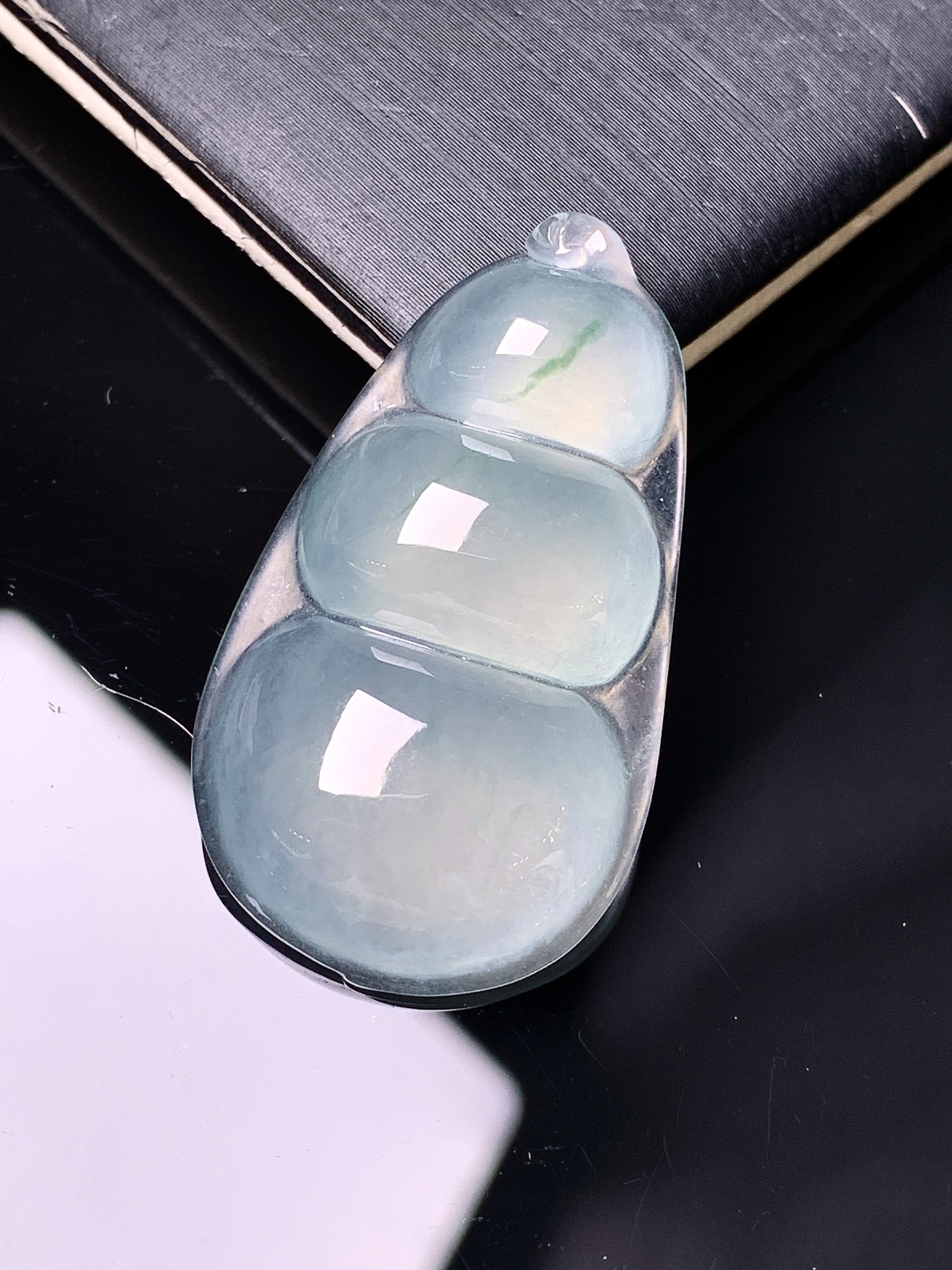 冰种四季豆吊坠 玉质细腻 色泽艳丽清新 水润亮眼 整体尺寸34.2*19.5*6 c1