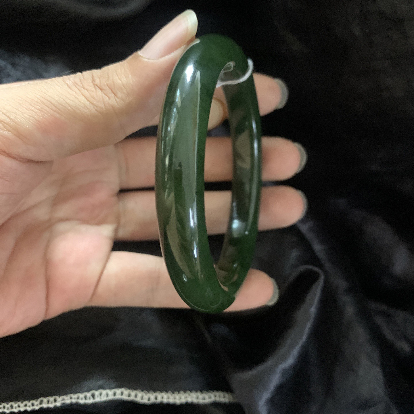 63圈口和田玉碧玉菠菜绿手镯，镯型古朴典雅。在诗情画意的雨巷相遇，你是我腕间的一抹风情，有你眸有深情.清风荡漾湖间静水，我愿俯身低眉，在烟波涟漪处寻你