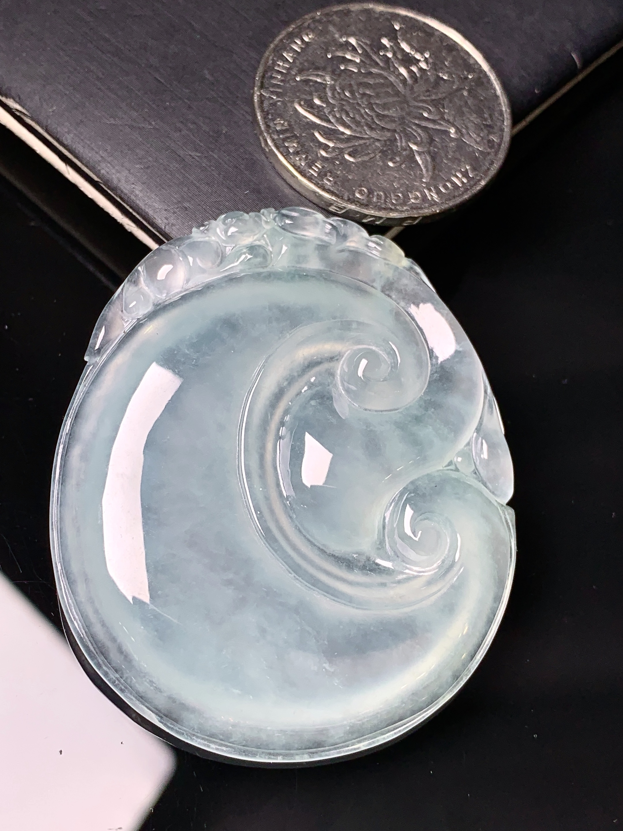 冰种如意吊坠 玉质细腻 色泽艳丽清新 水润亮眼 整体尺寸48.2*40*6 e6